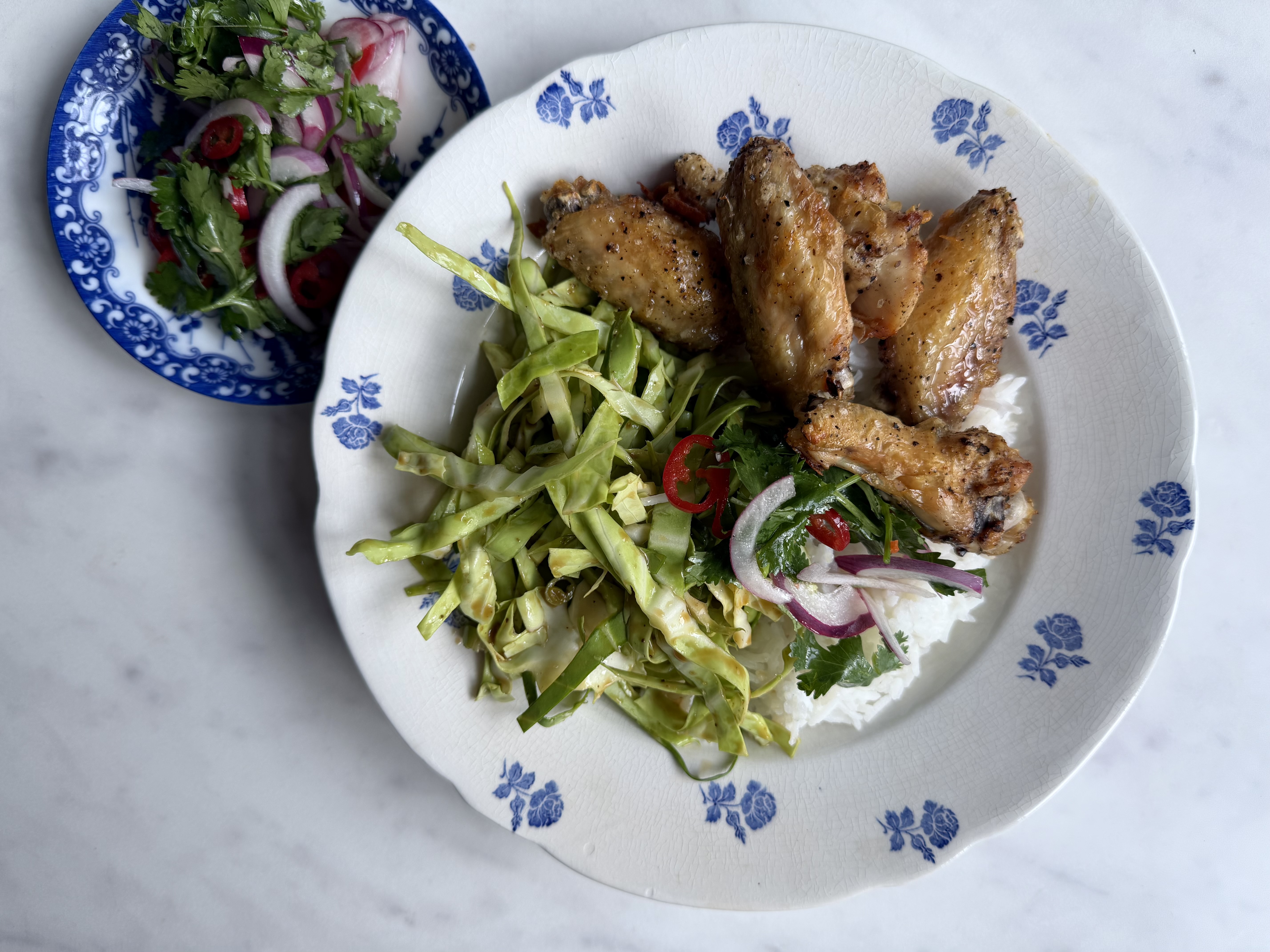 Kyllingevinger med ris og asianstyle slaw