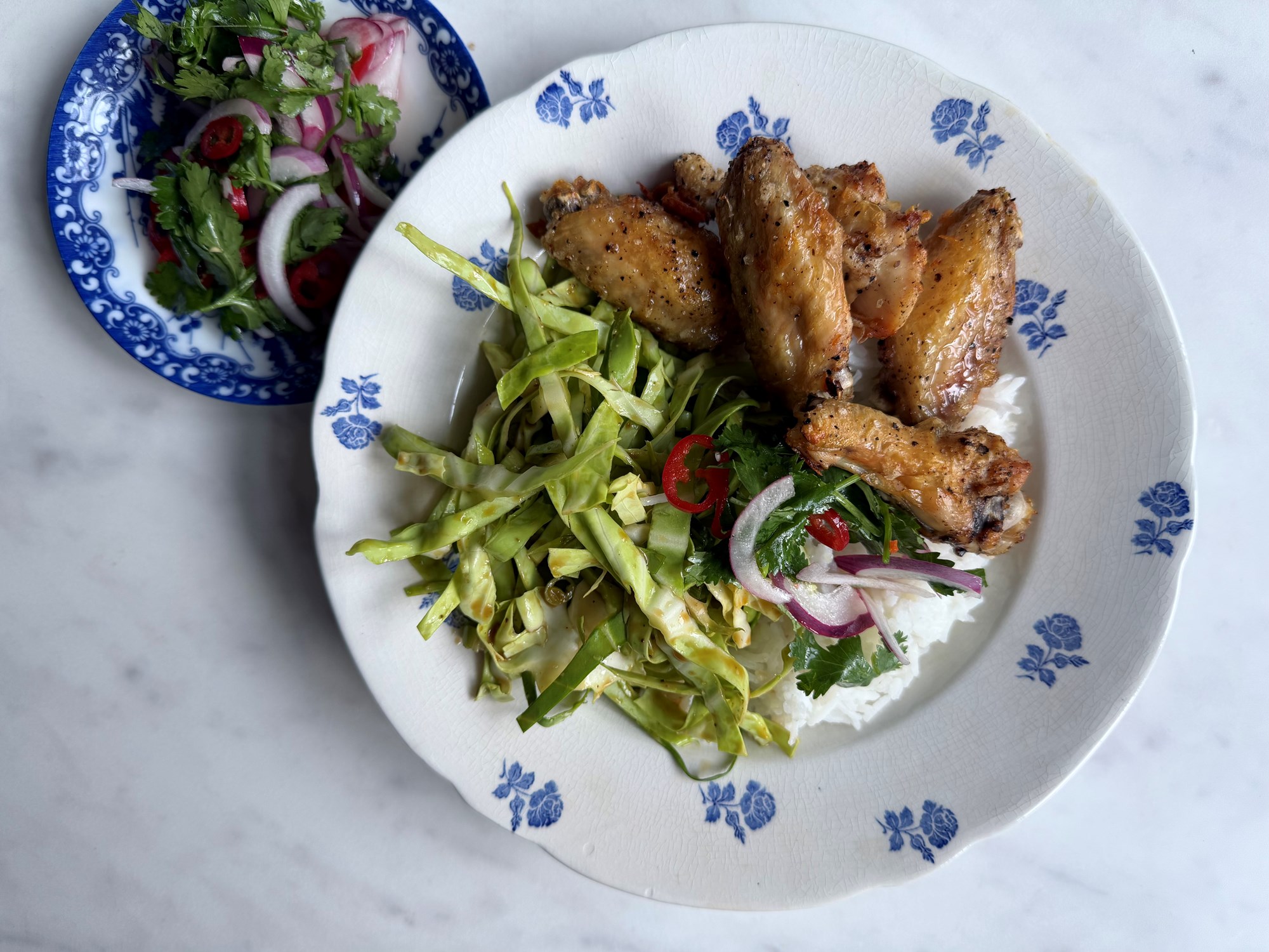 Kyllingevinger med ris og asianstyle slaw