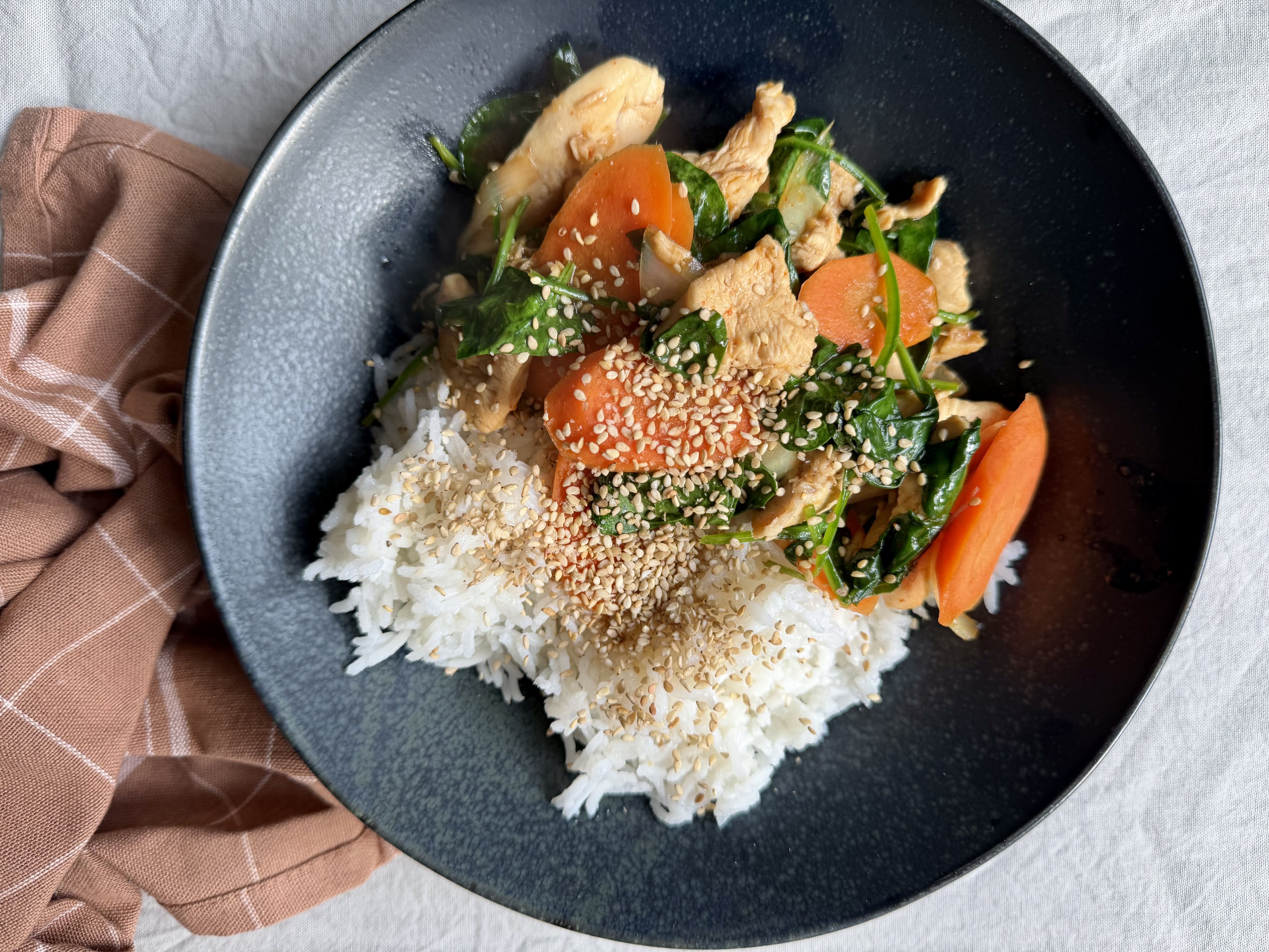 Spicy lynstegt kylling med ingefær, gulerødder og spinat