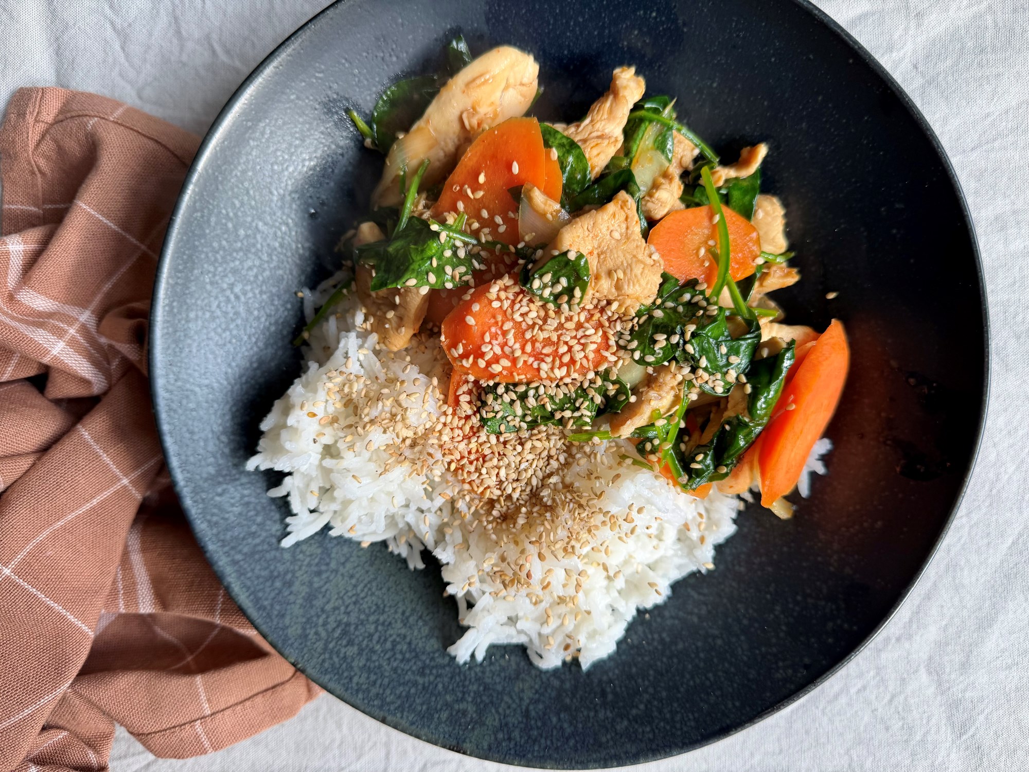 Spicy lynstegt kylling med ingefær, gulerødder og spinat