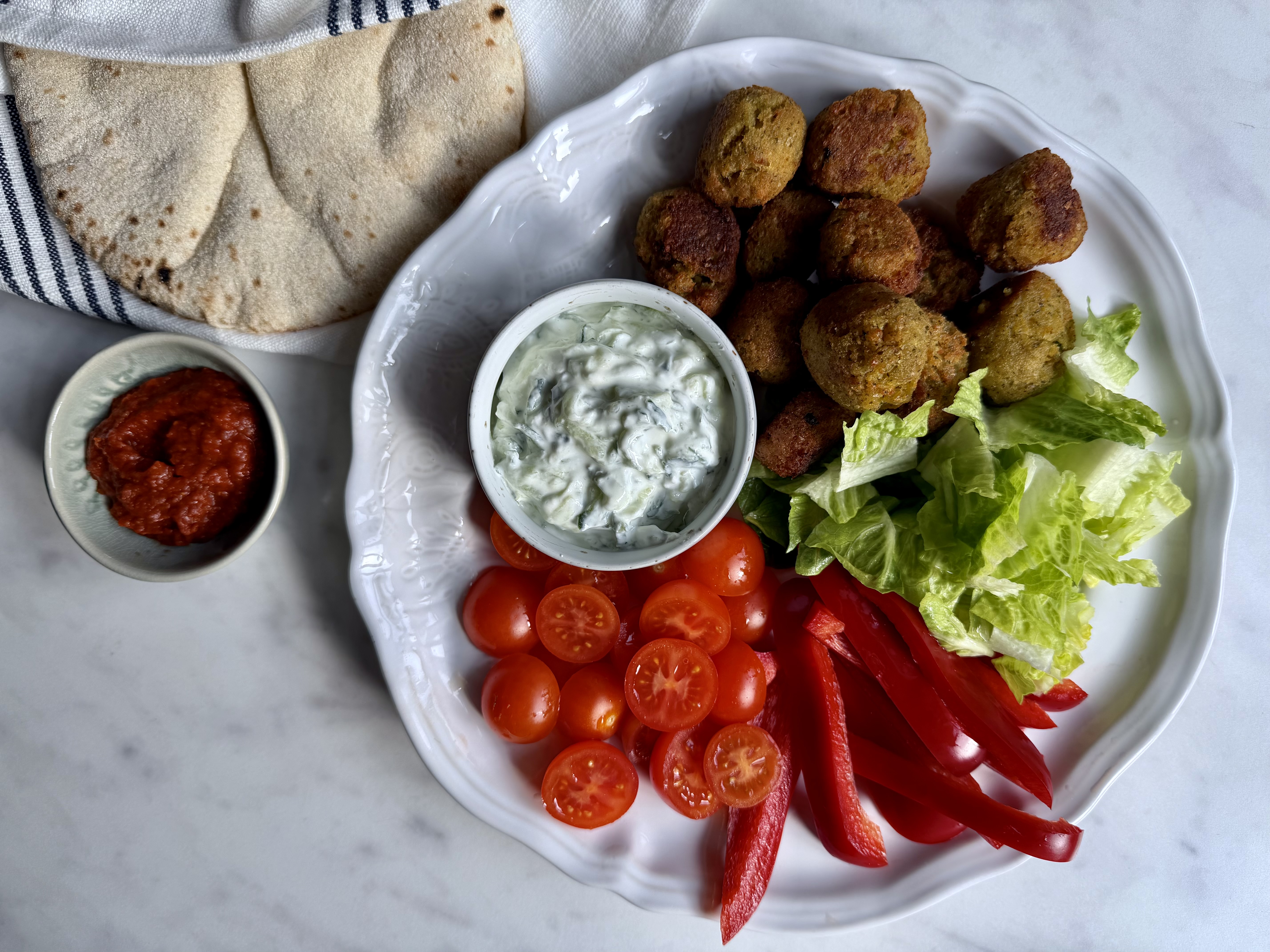 Falafler med pitabrød, tzatziki og sprøde grøntsager