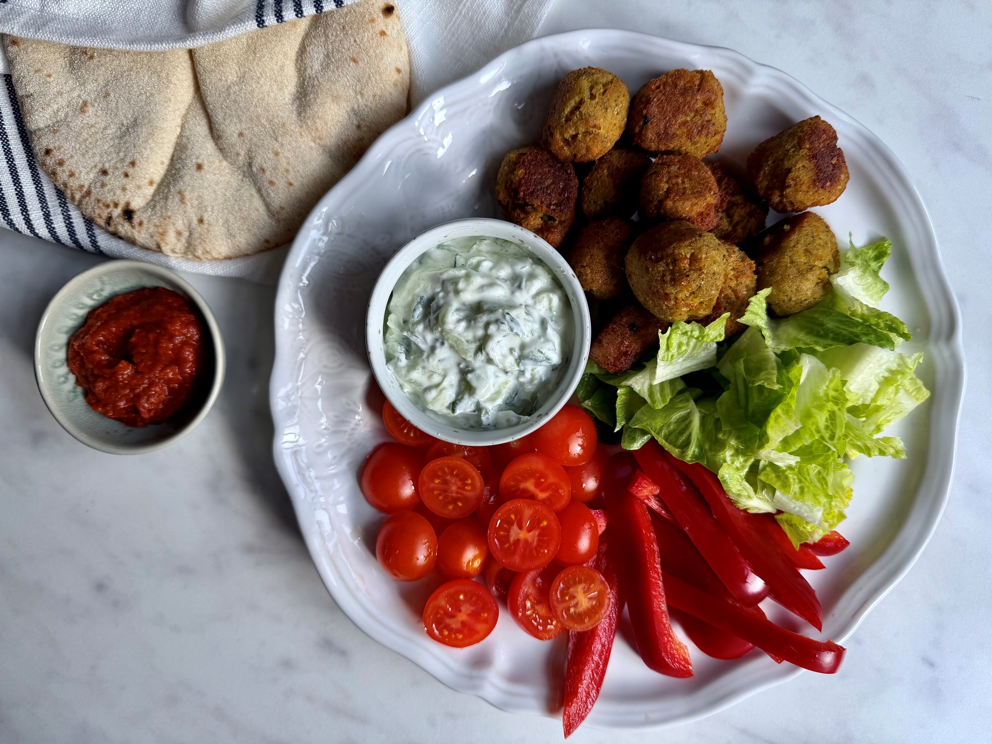 falafler med pitabrød, tzatziki og sprøde grøntsager