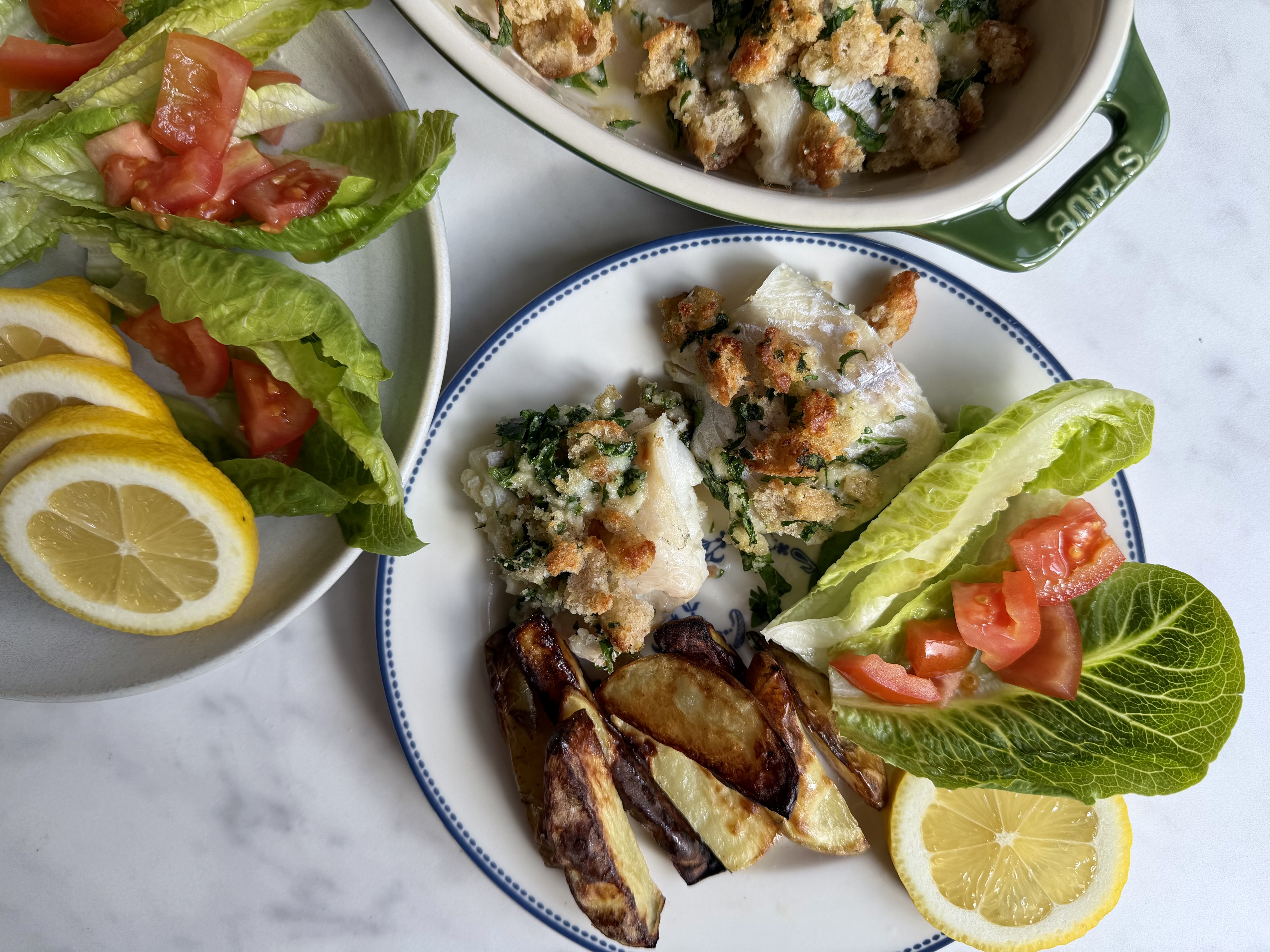 Laks med sprød parmesantopping, salat og ovnkartofler