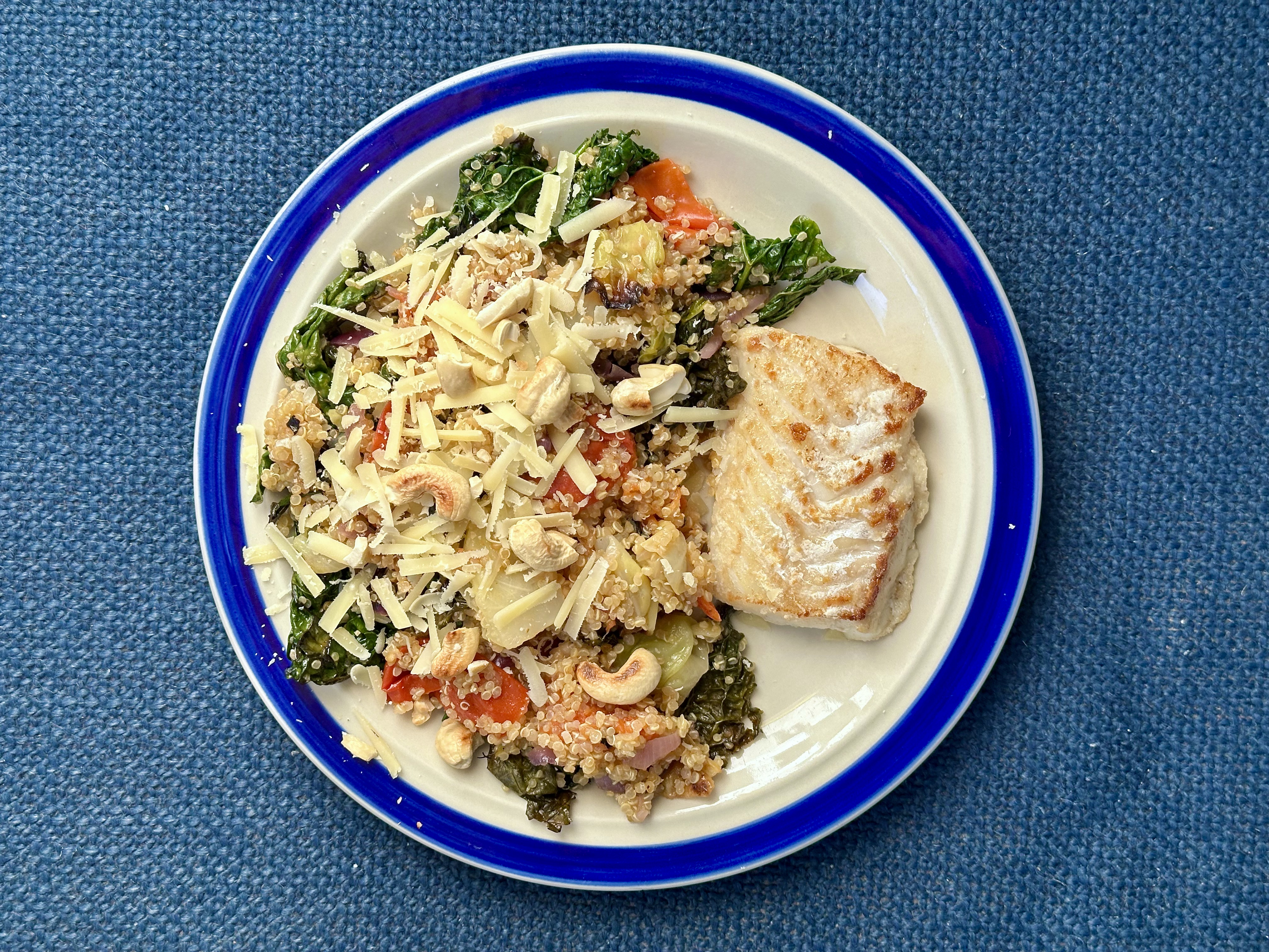 Lun salat med stegt kulmule/hvilling, nye kål og cashewnødder