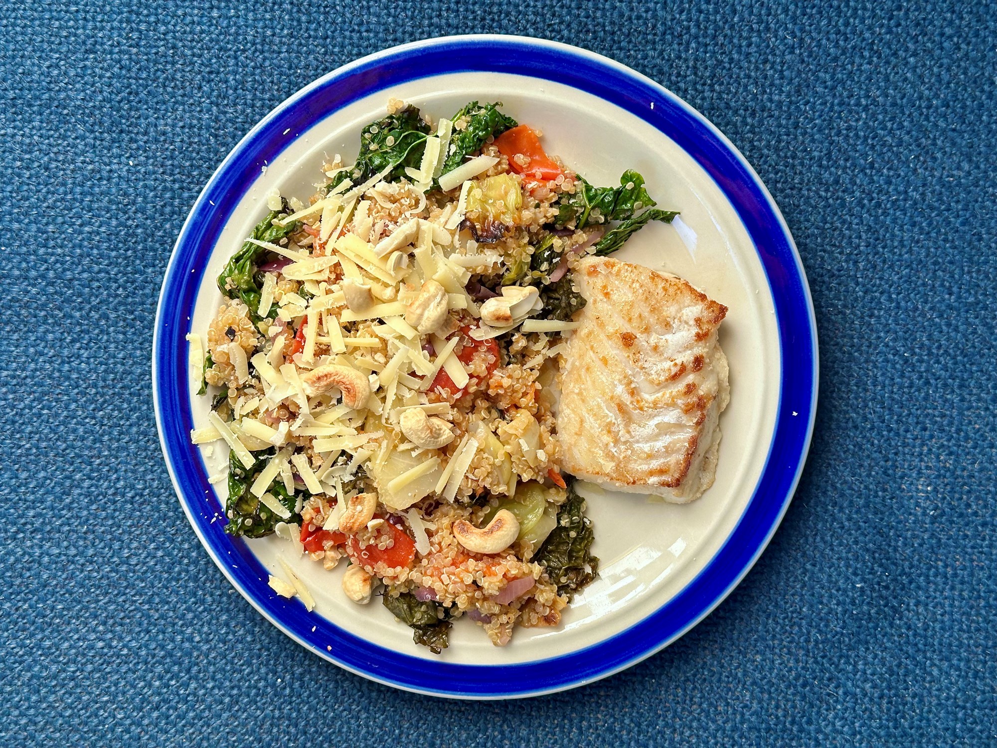 Lun salat med stegt kulmule/hvilling, nye kål og cashewnødder