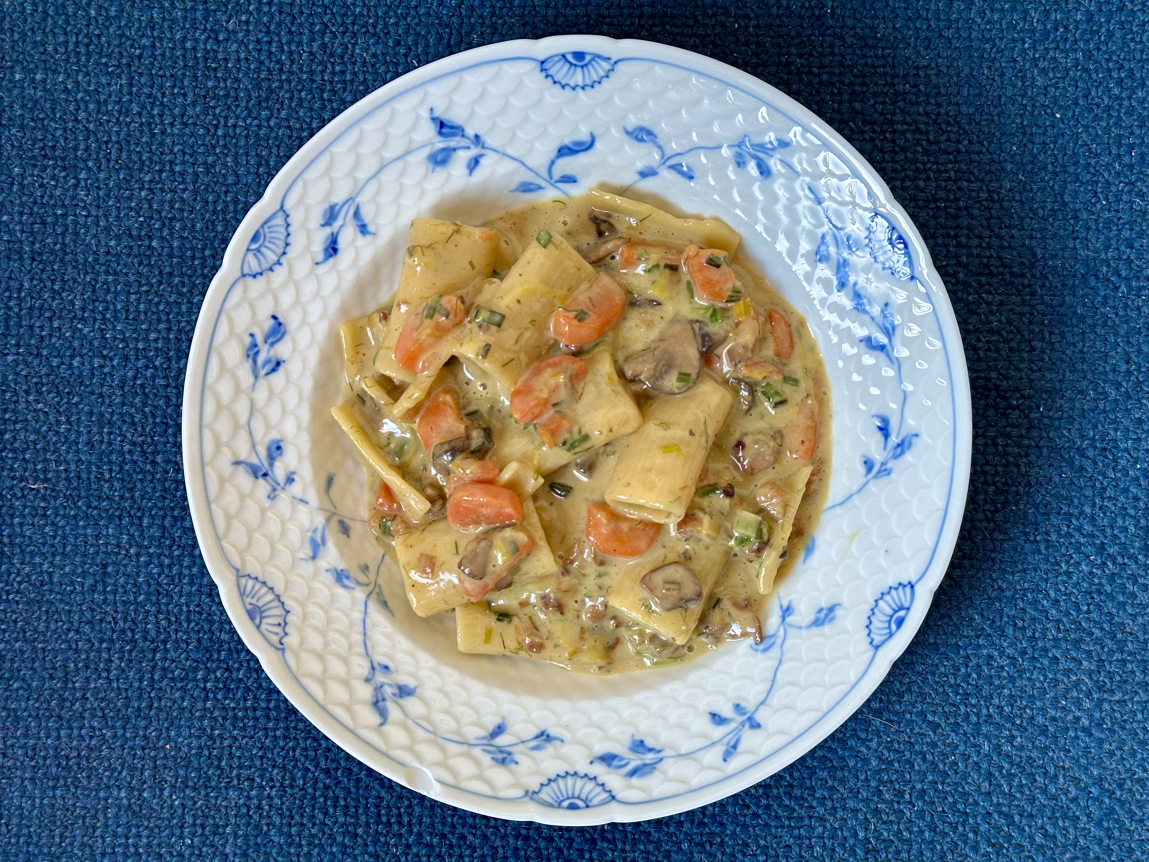 Pastapenne i svampecabonara med persille og bacon