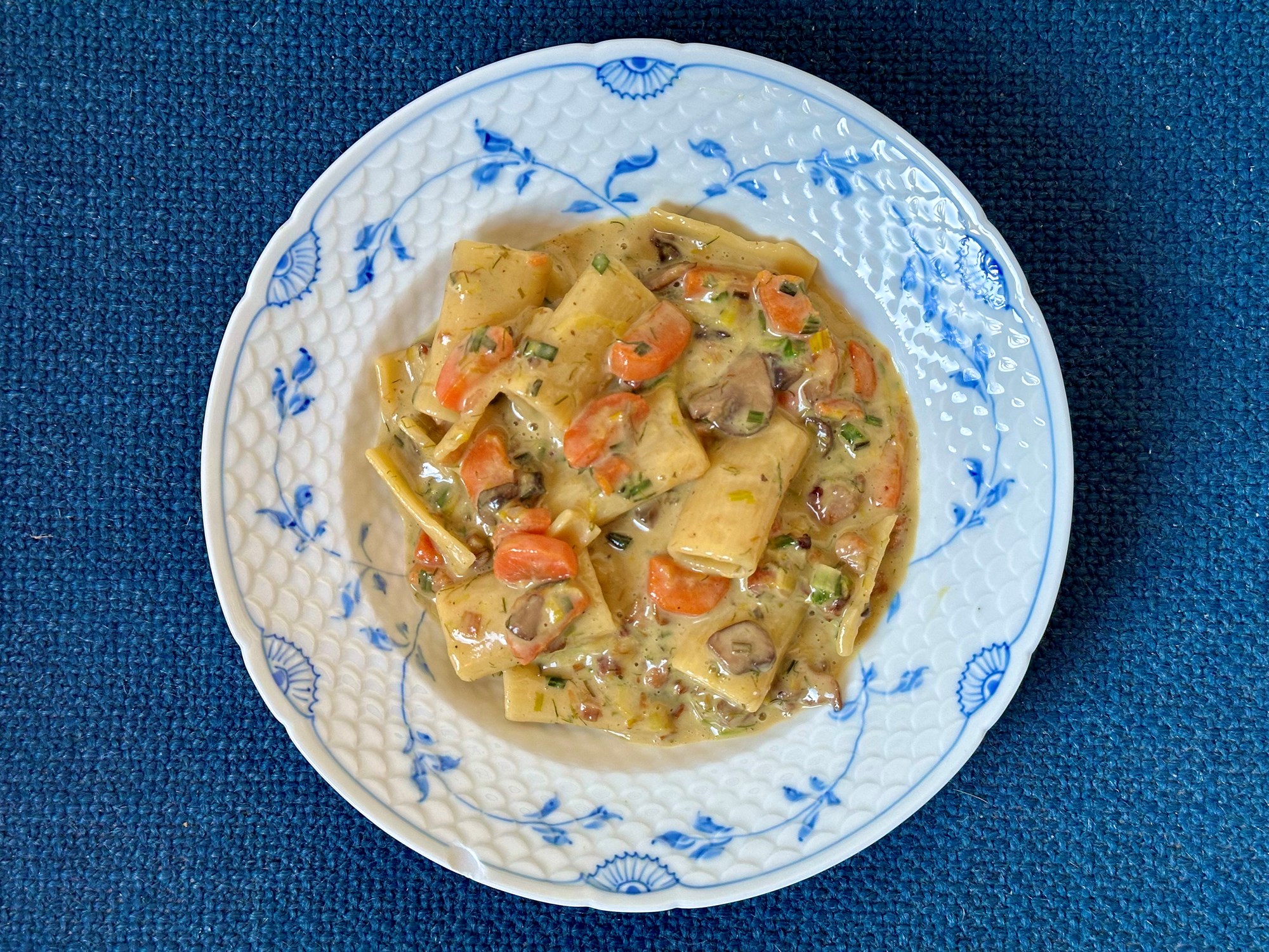 Pastapenne i svampecarbonara med persille og bacon