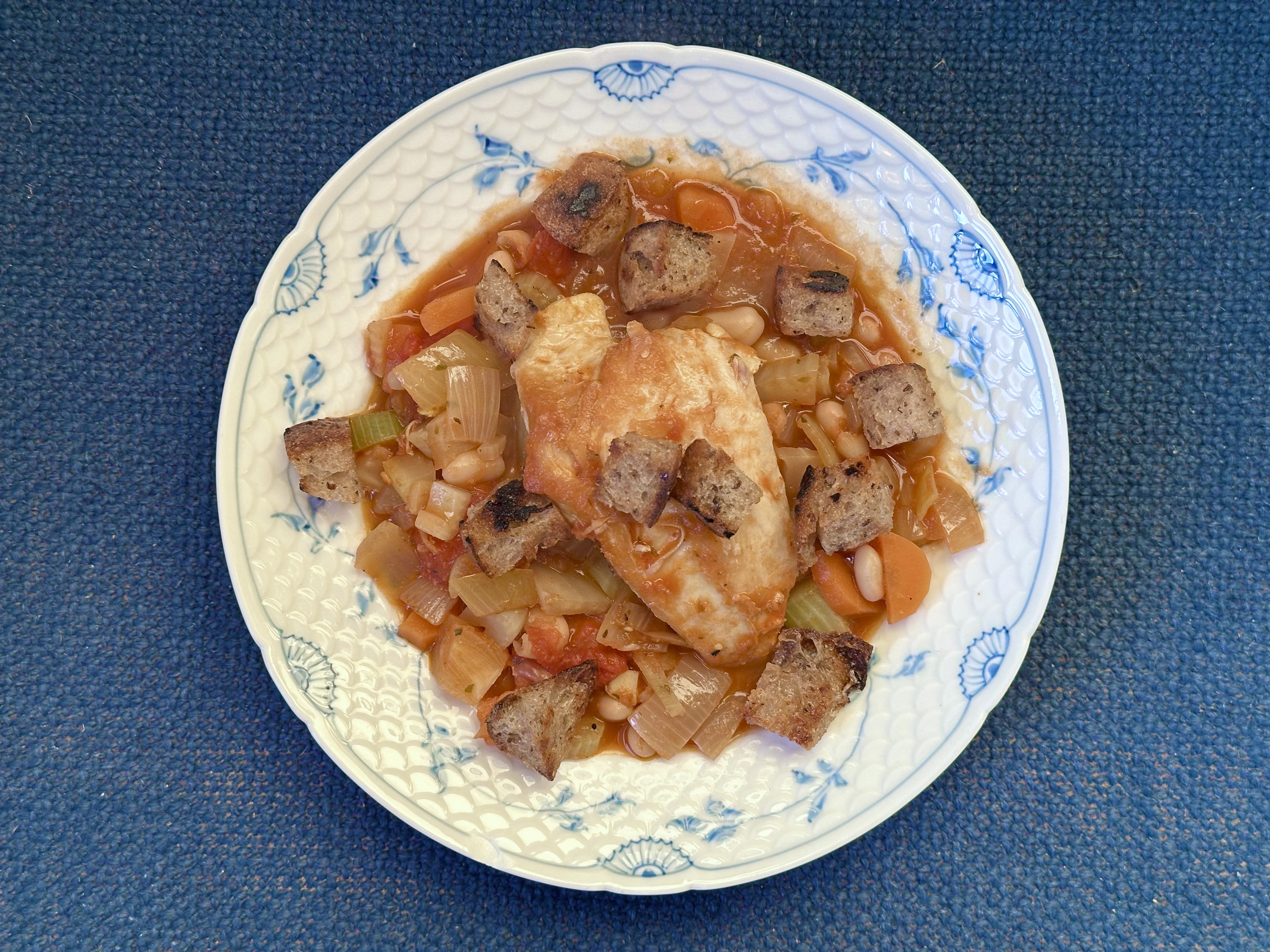 Kyllingebryst i minestronesuppe med fennikel og brød