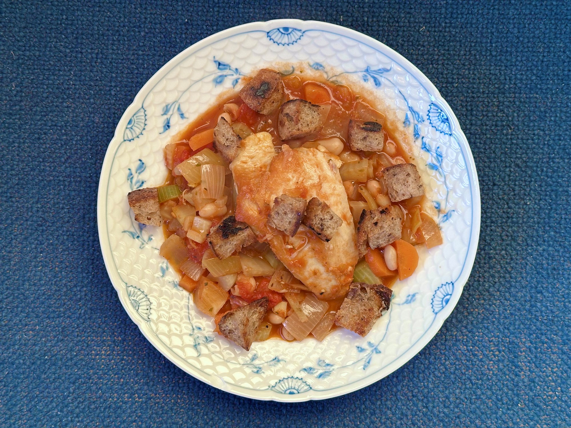 Kyllingebryst i minestronesuppe med fennikel og brød