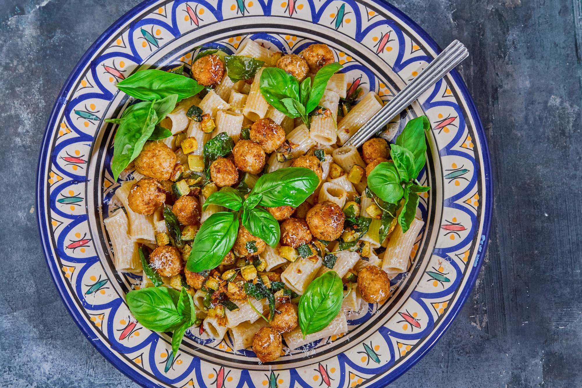 Rigatoni med kødboller zucchini og pesto