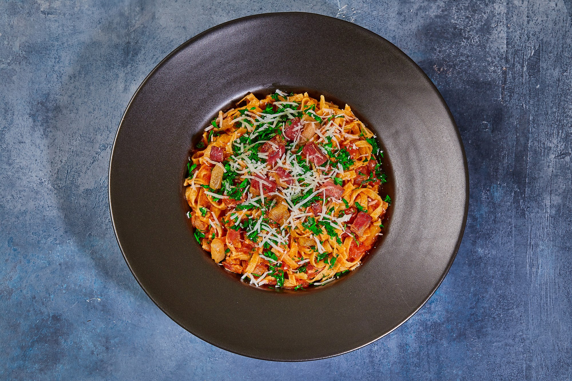 Amatriciana med bacon, radicchio og polenta