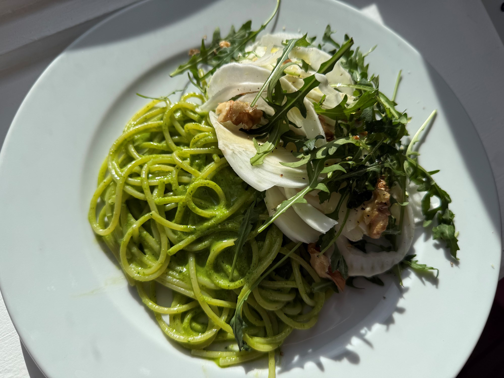 Pasta pesto med valnødder, rucola og fennikel