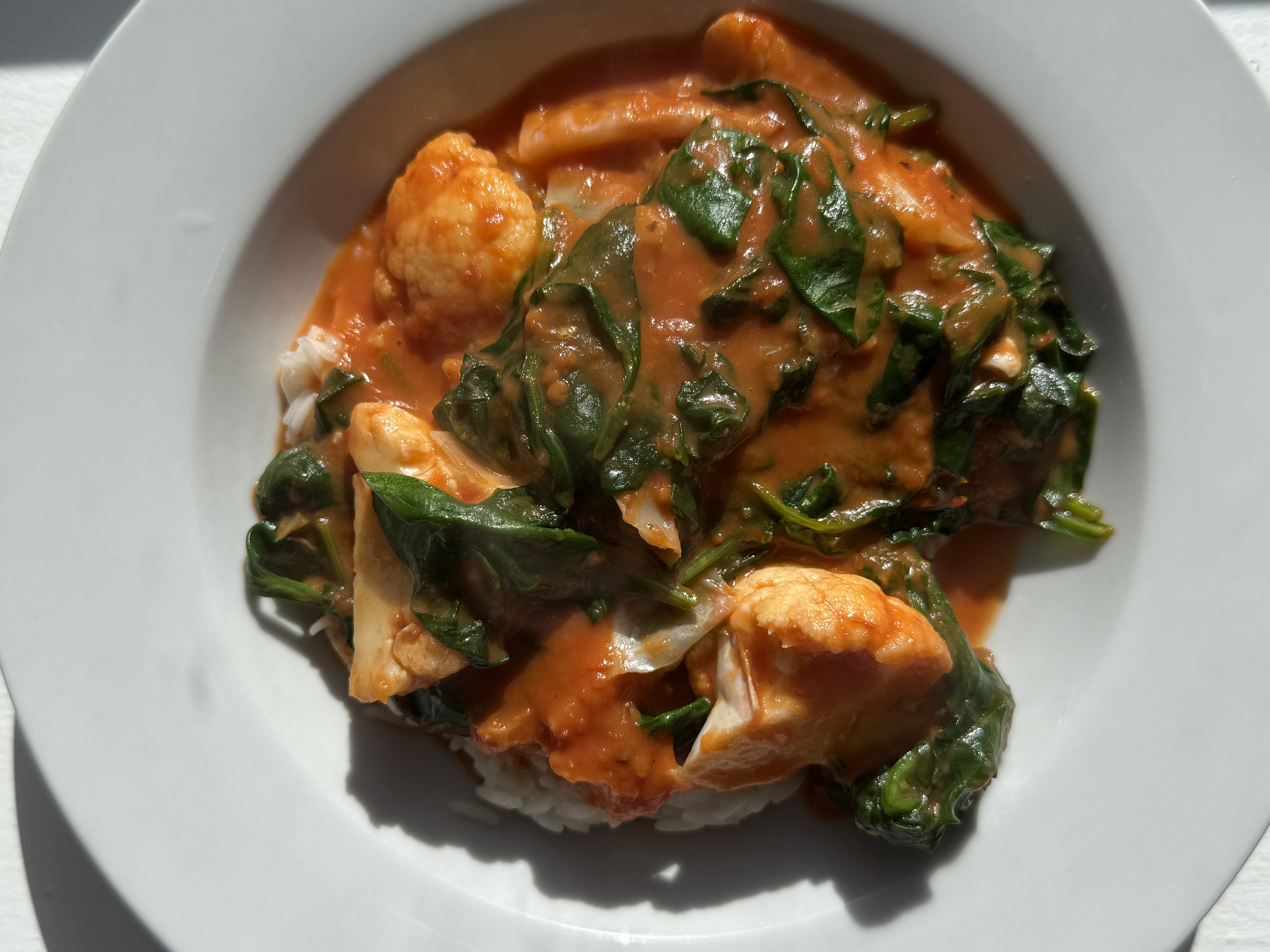 Curry med spinat og hvidløgsris