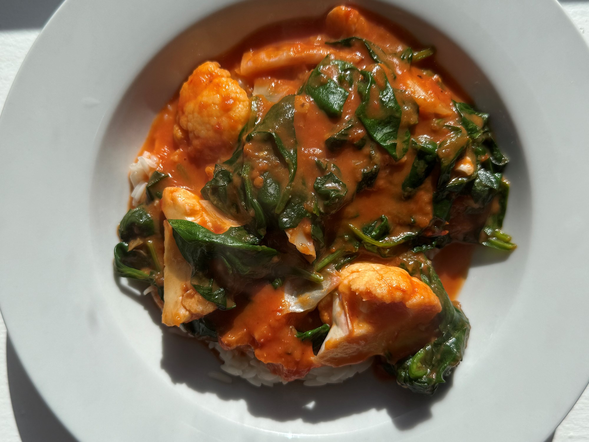 Curry med spinat og hvidløgsris