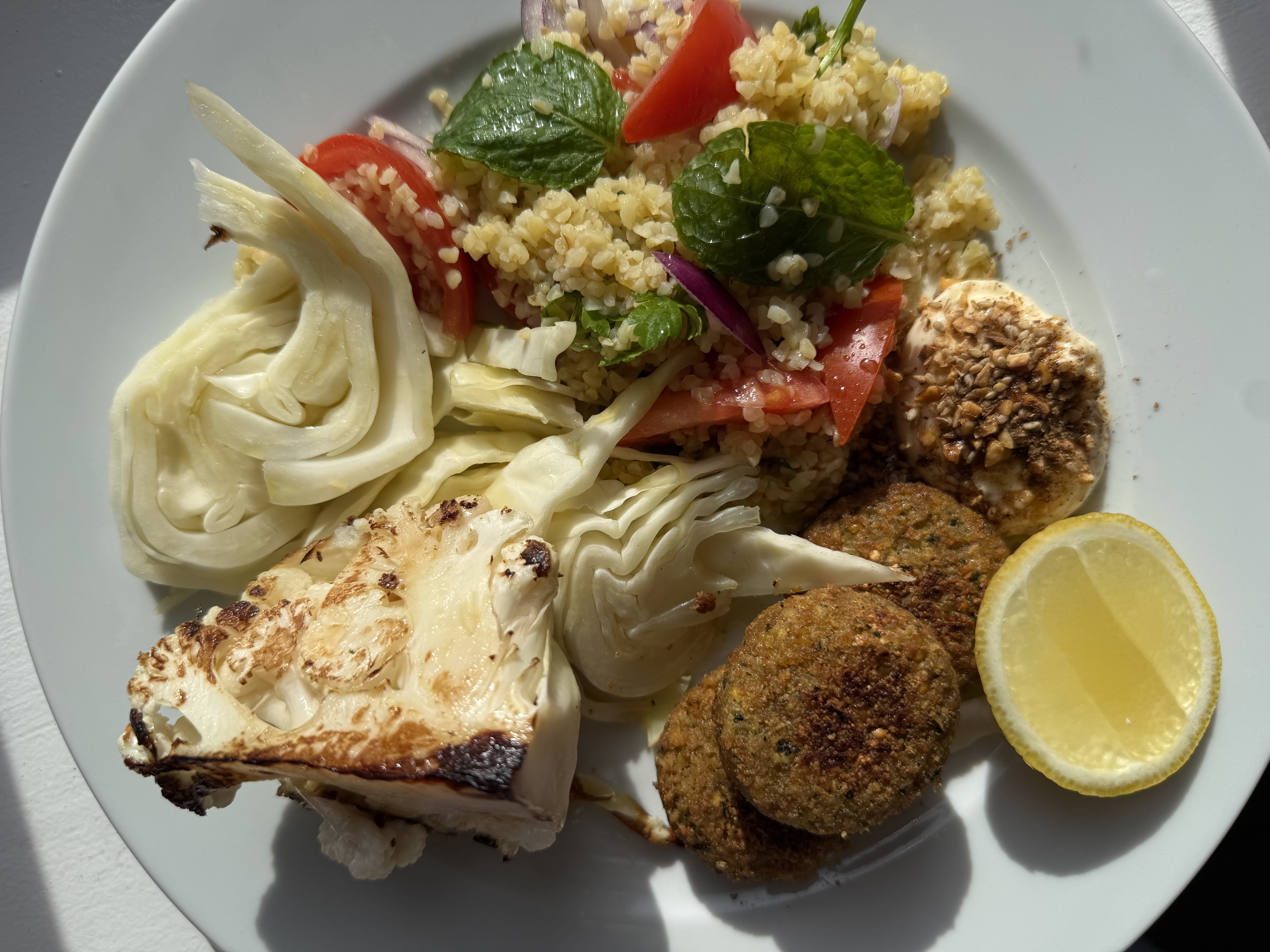 Falaffel med stegt kål og tabouleh