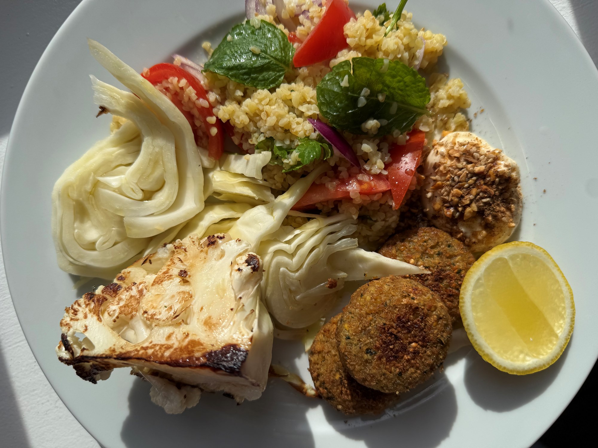 Falaffel med stegt kål og tabbouleh