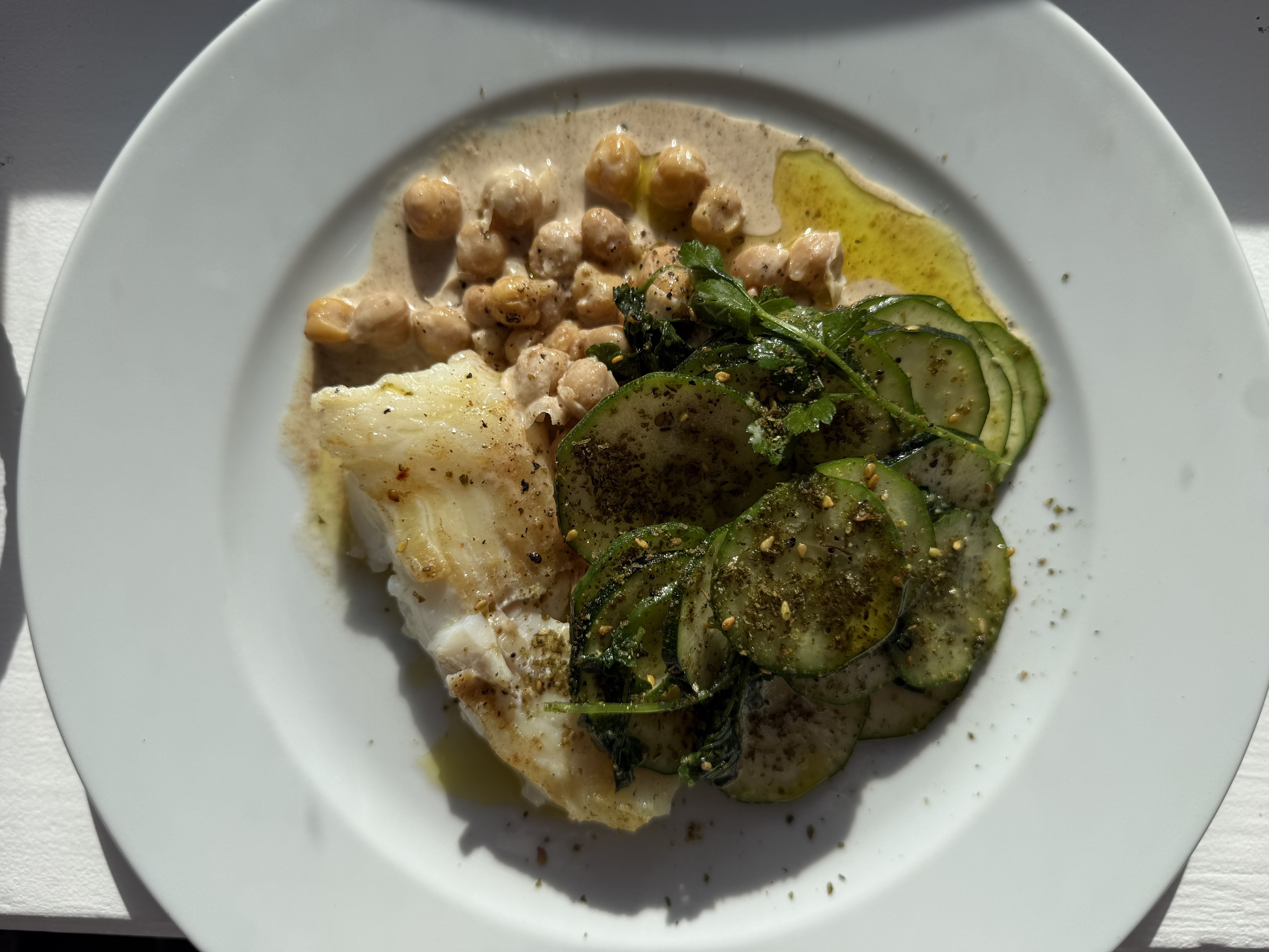 Bagt lange med cremede kikærter med tahin, yoghurt og za'atar og zucchinisalat