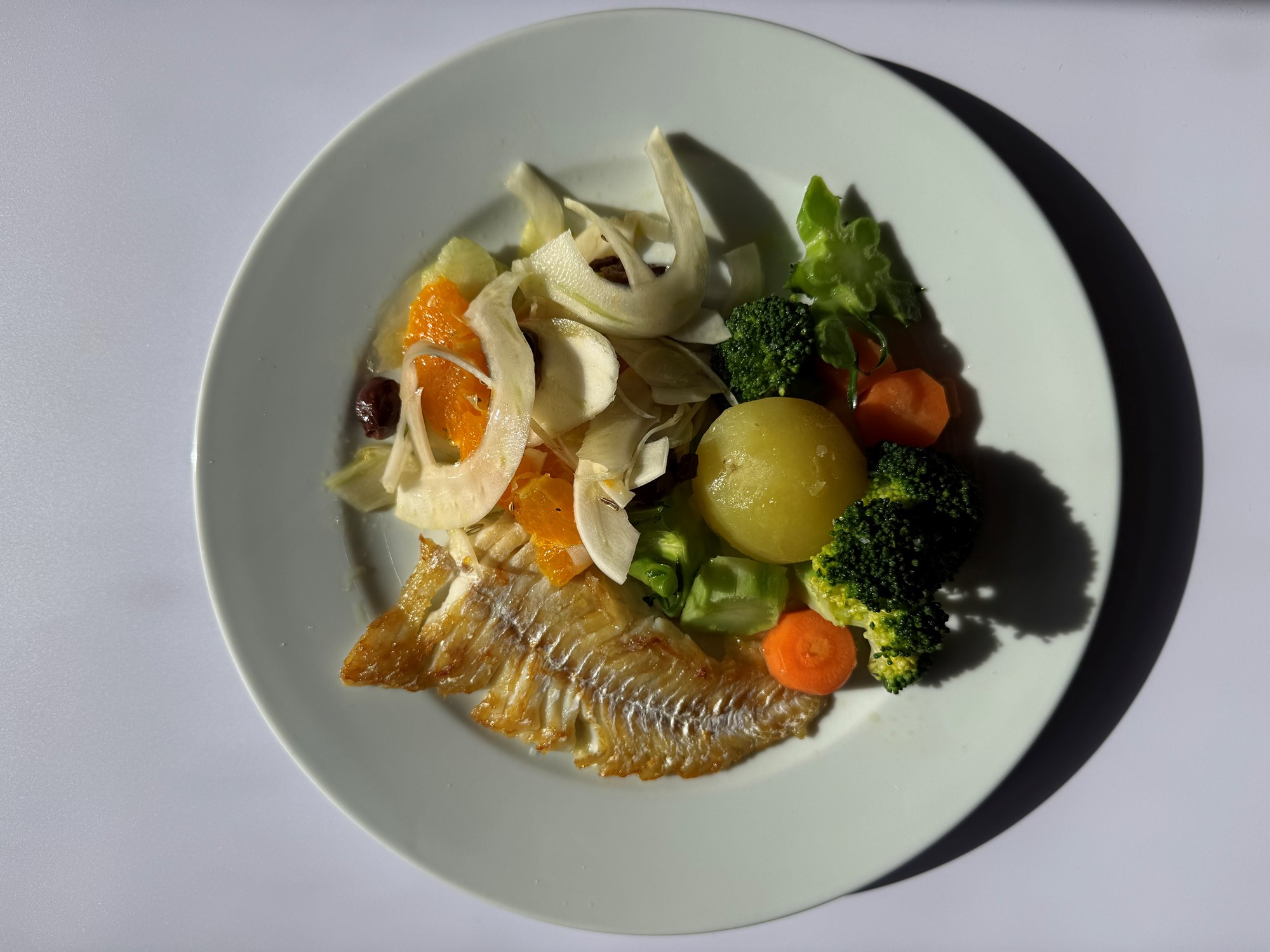 Bagt kuller med kartofler, oliven og fennikelsalat