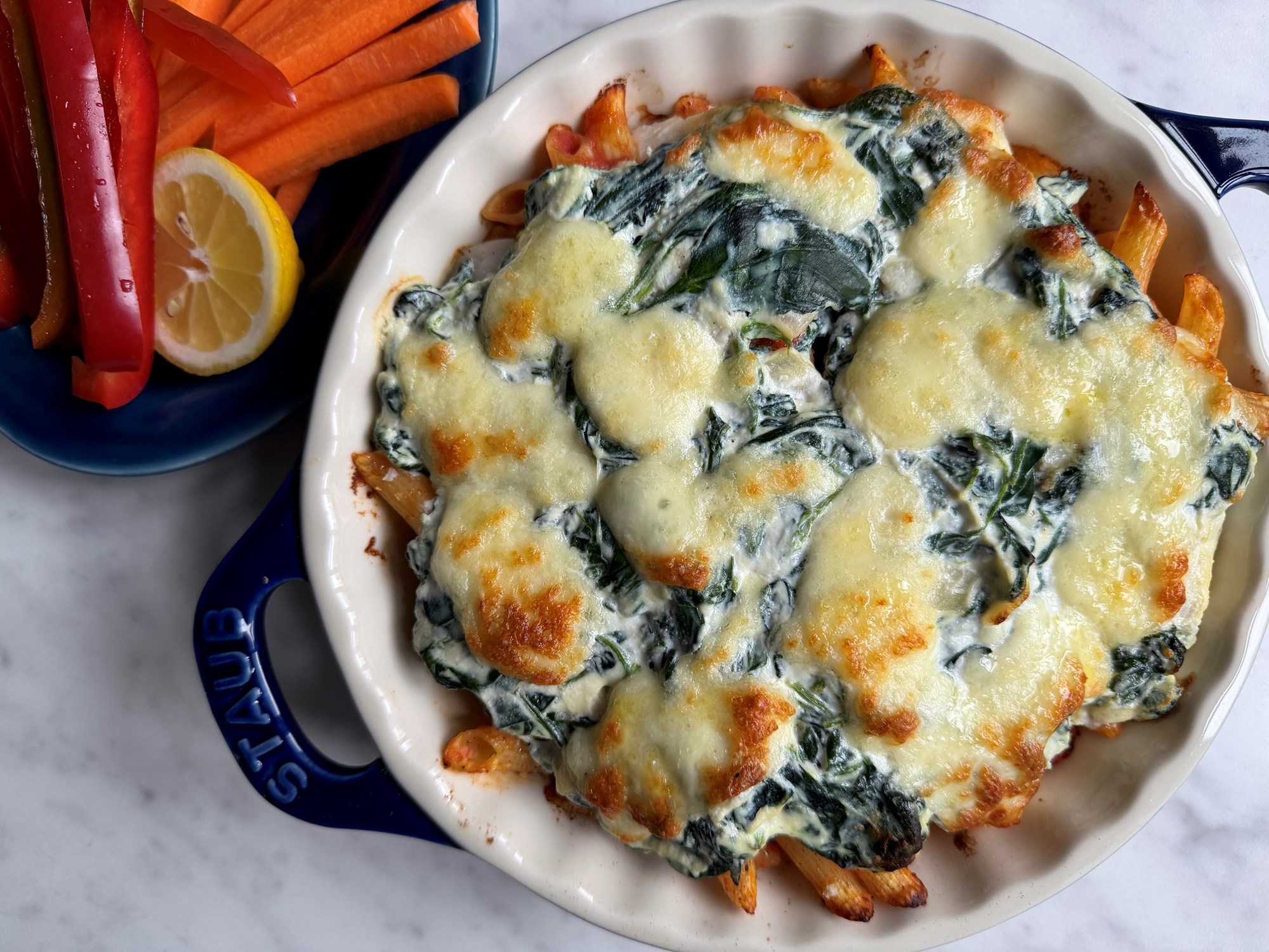 Bagt pasta med laks og ricotta og tomatsauce