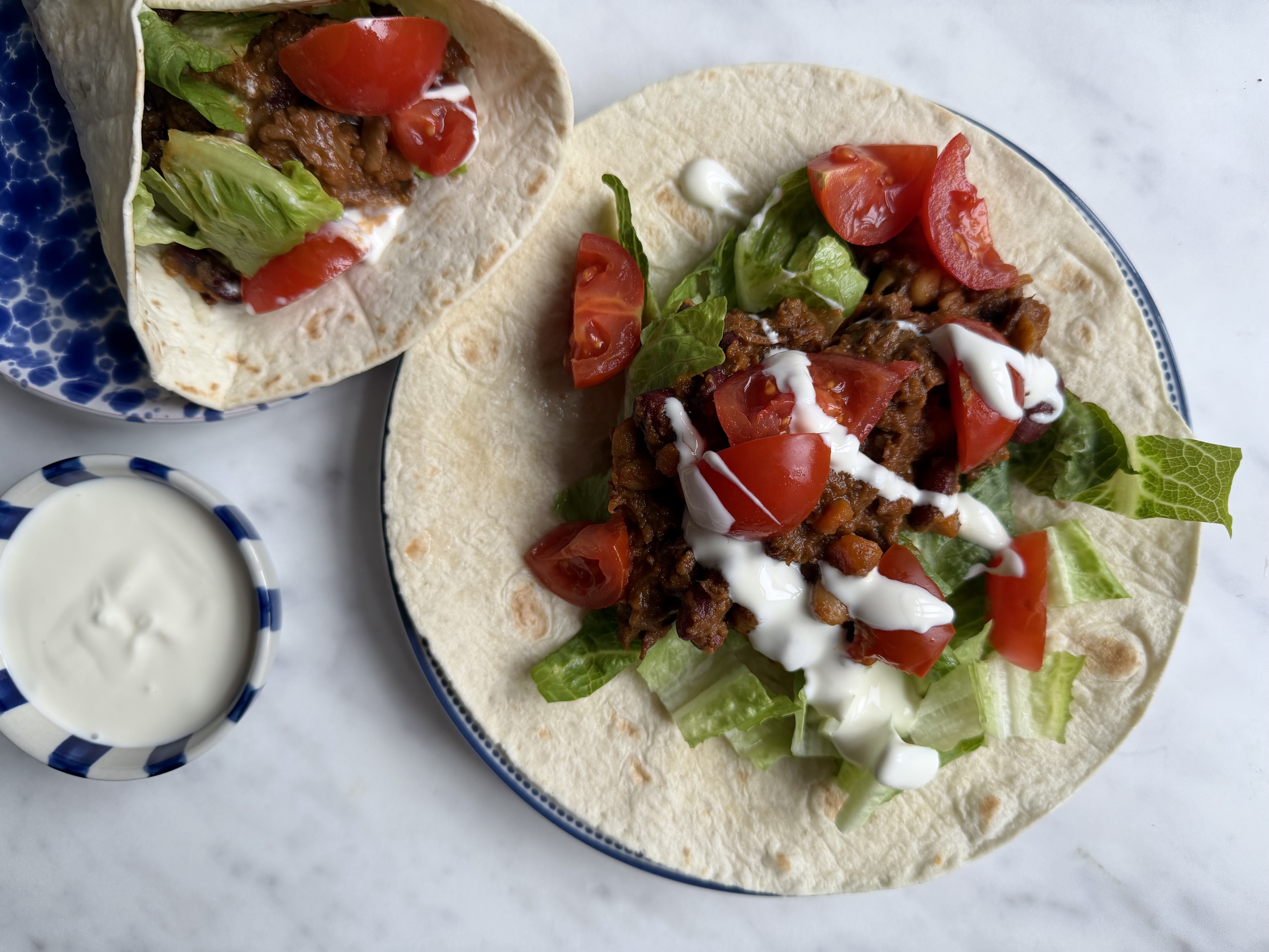 HEAT Burritos med chili con carne, salat og creme fraiche