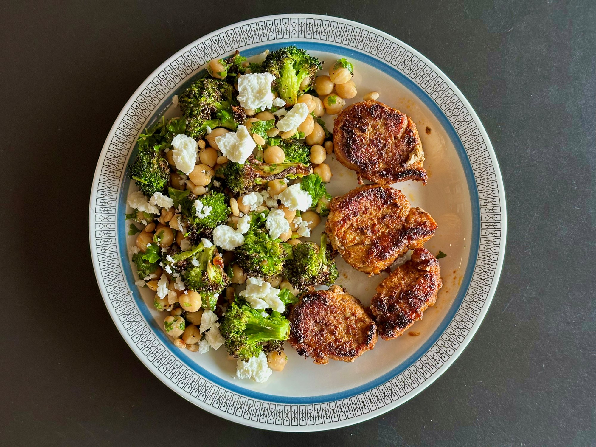 Grillet filet a la mørbrad i taverna salat med kotaost og pinjekerner