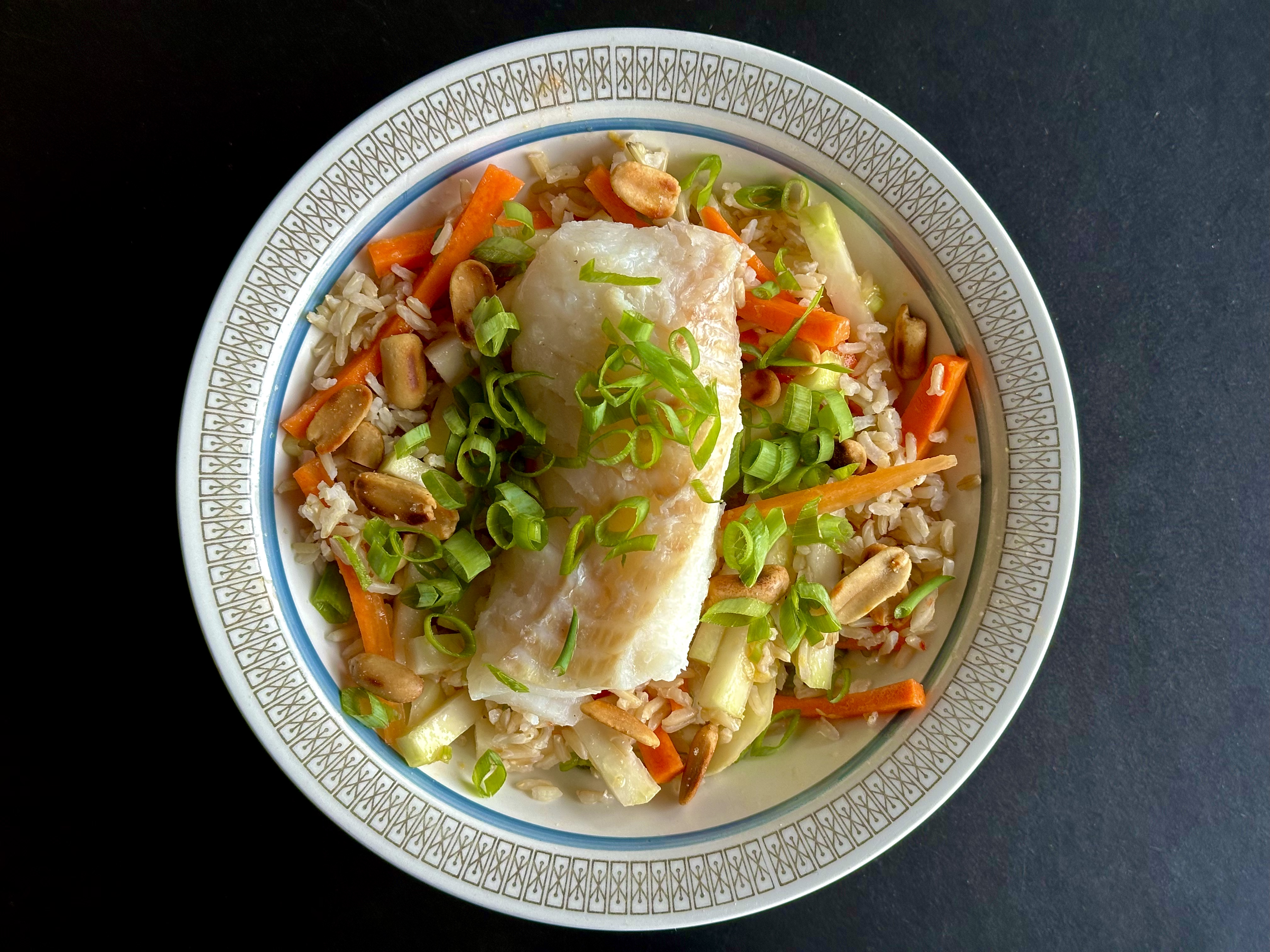 Dampet laks i sursød sauce med forårsløg og peanuts