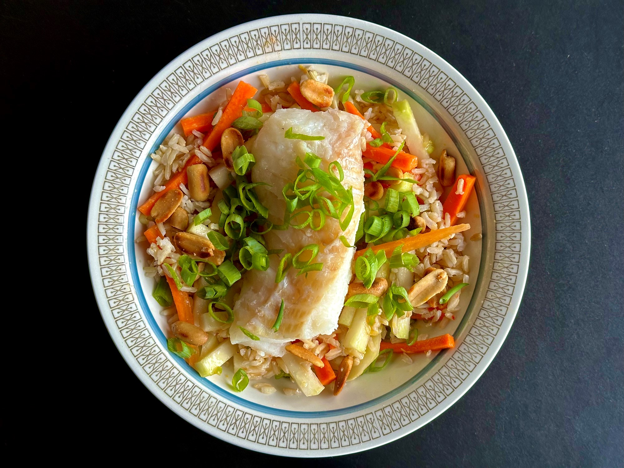 Dampet laks i sursød sauce med forårsløg og peanuts