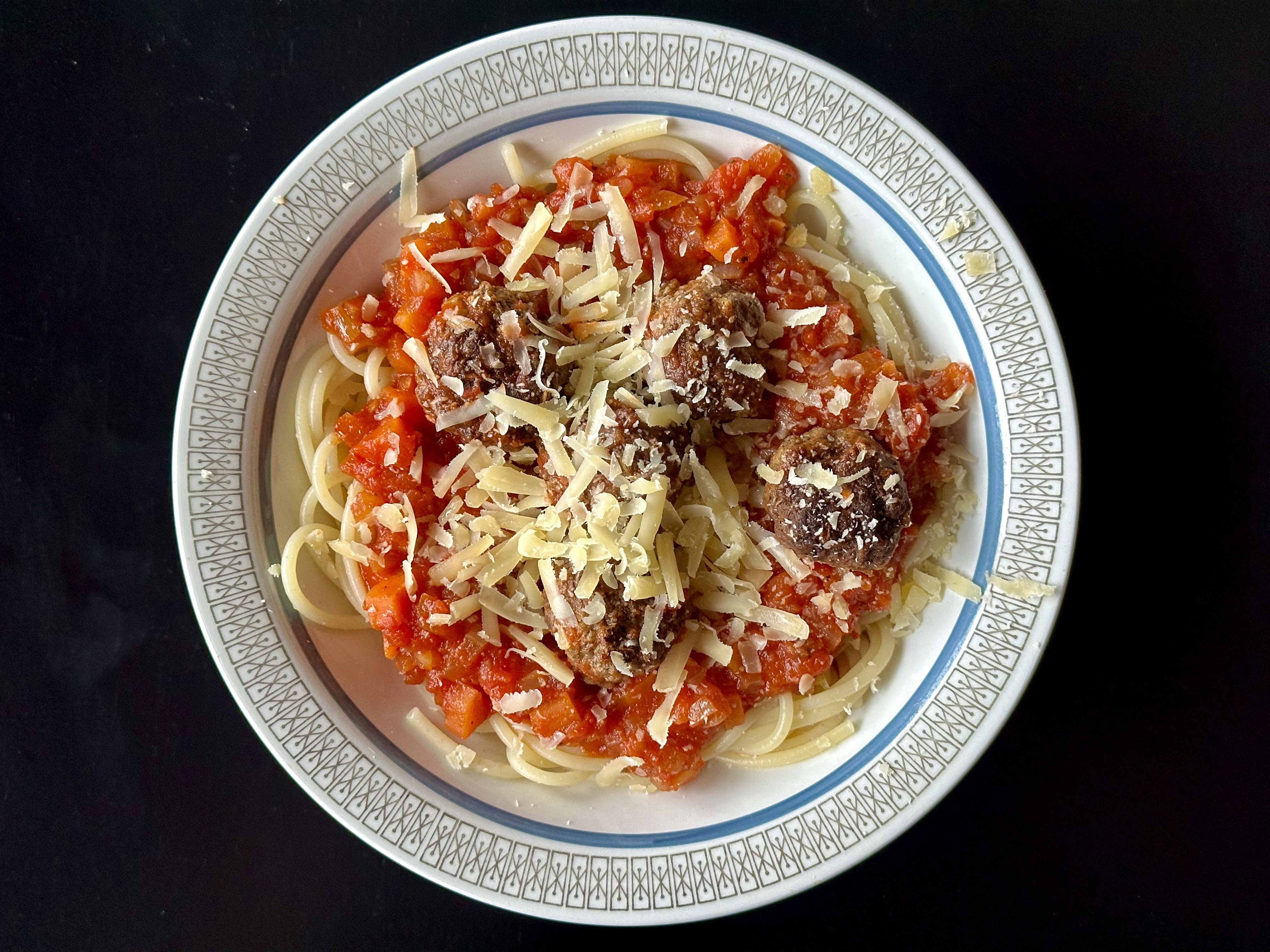 Spaghetti med meatballs og parmesan