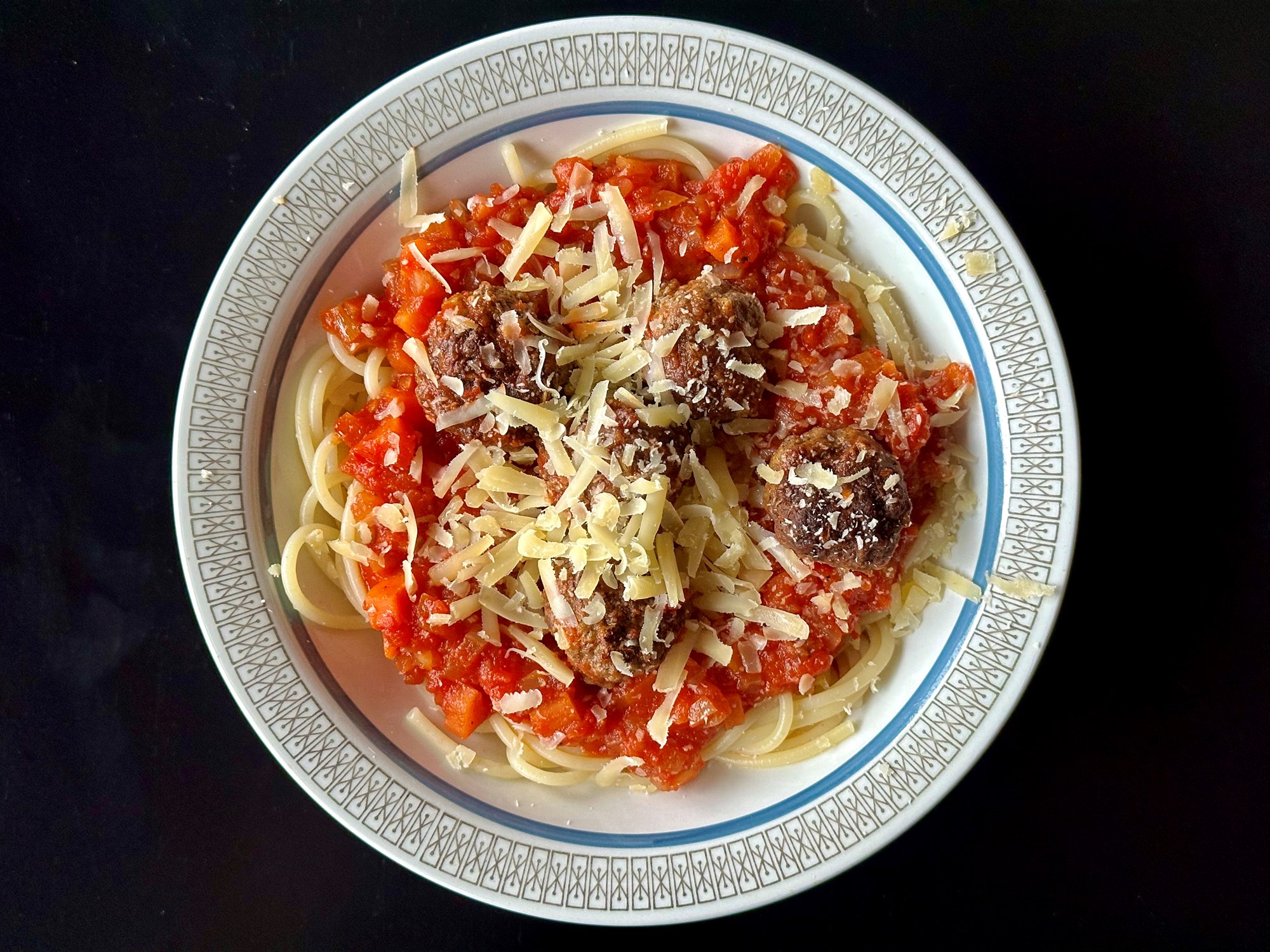 Spaghetti med meatballs og parmesan