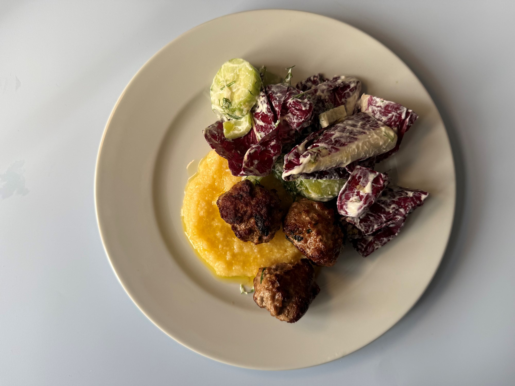 Kødboller, polenta og radicchiosalat med agurk