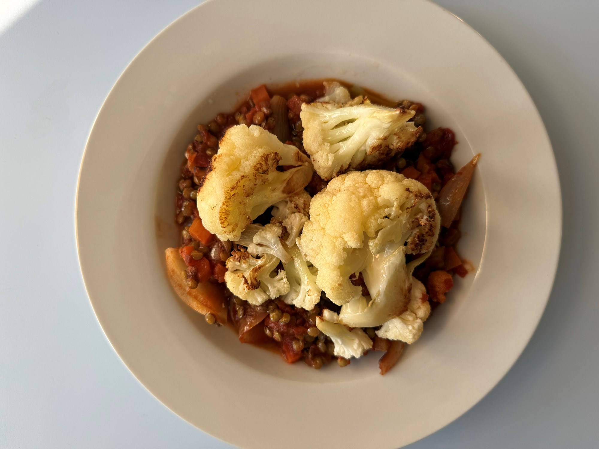 Stegt blomkål og tomatsauce med linser