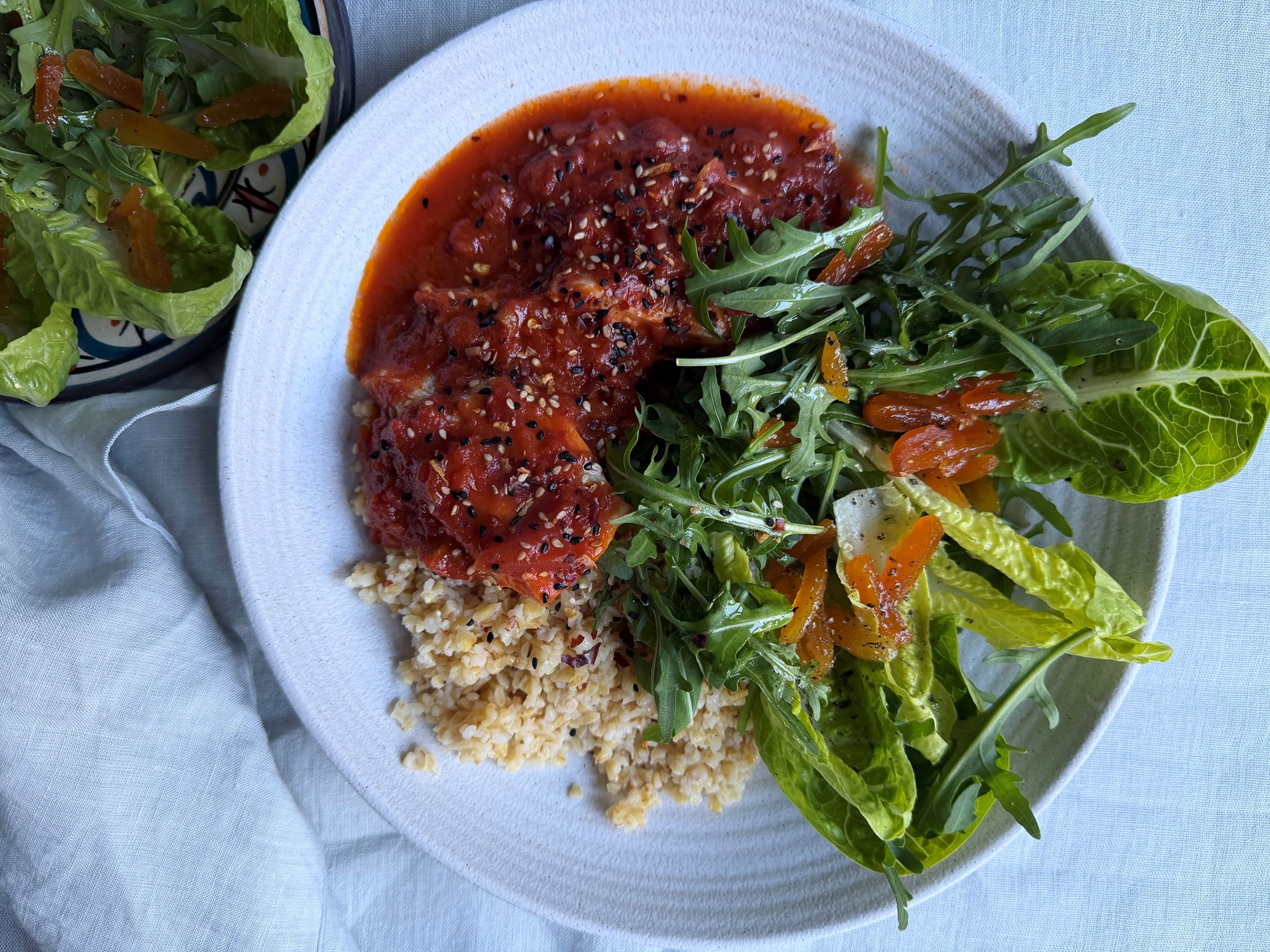 Kulmule/lange i tomatsauce med bulgur og salat med abrikos