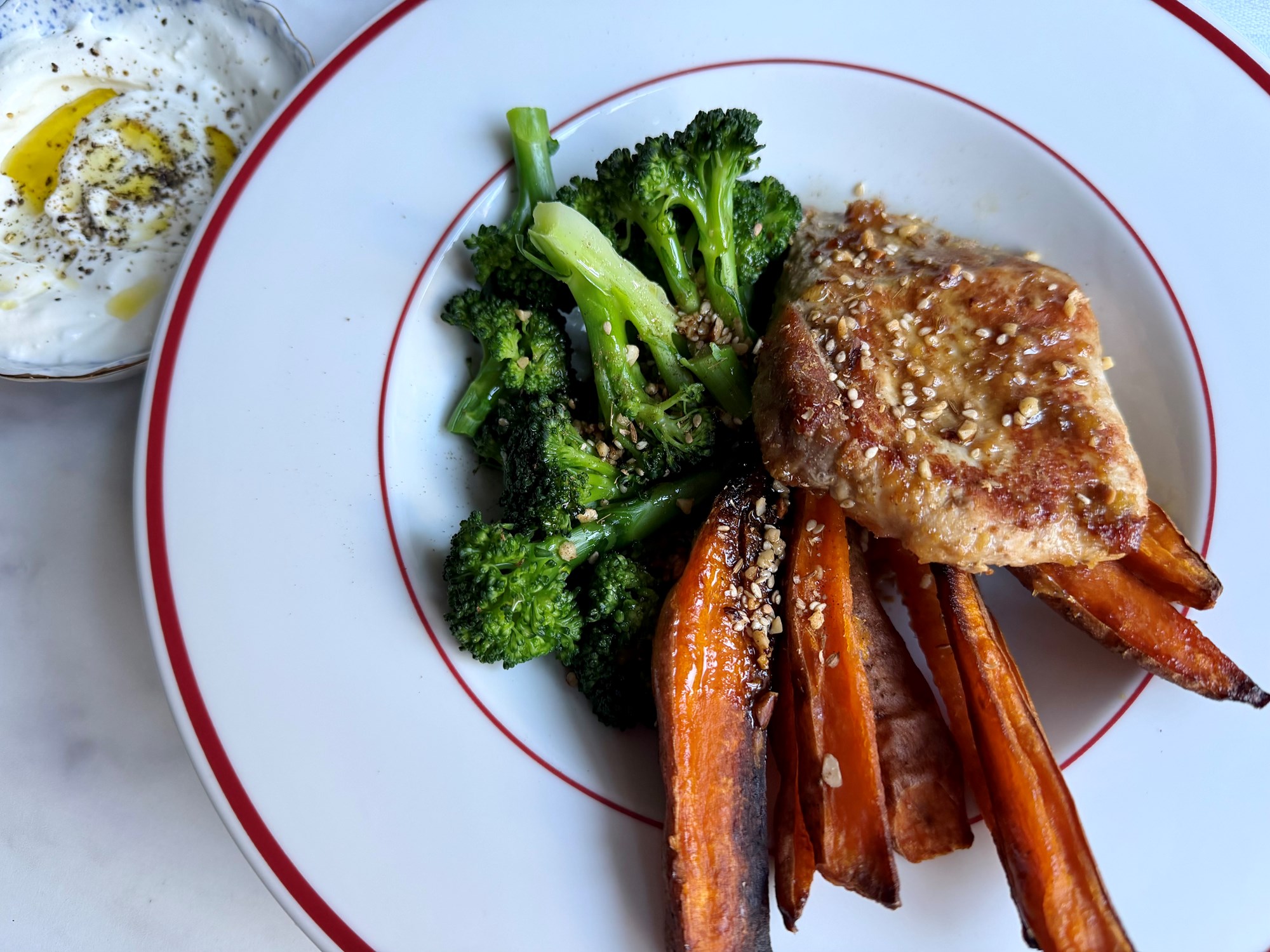 Koteletter med ingefær, bagte søde kartofler og spinat med dukkah