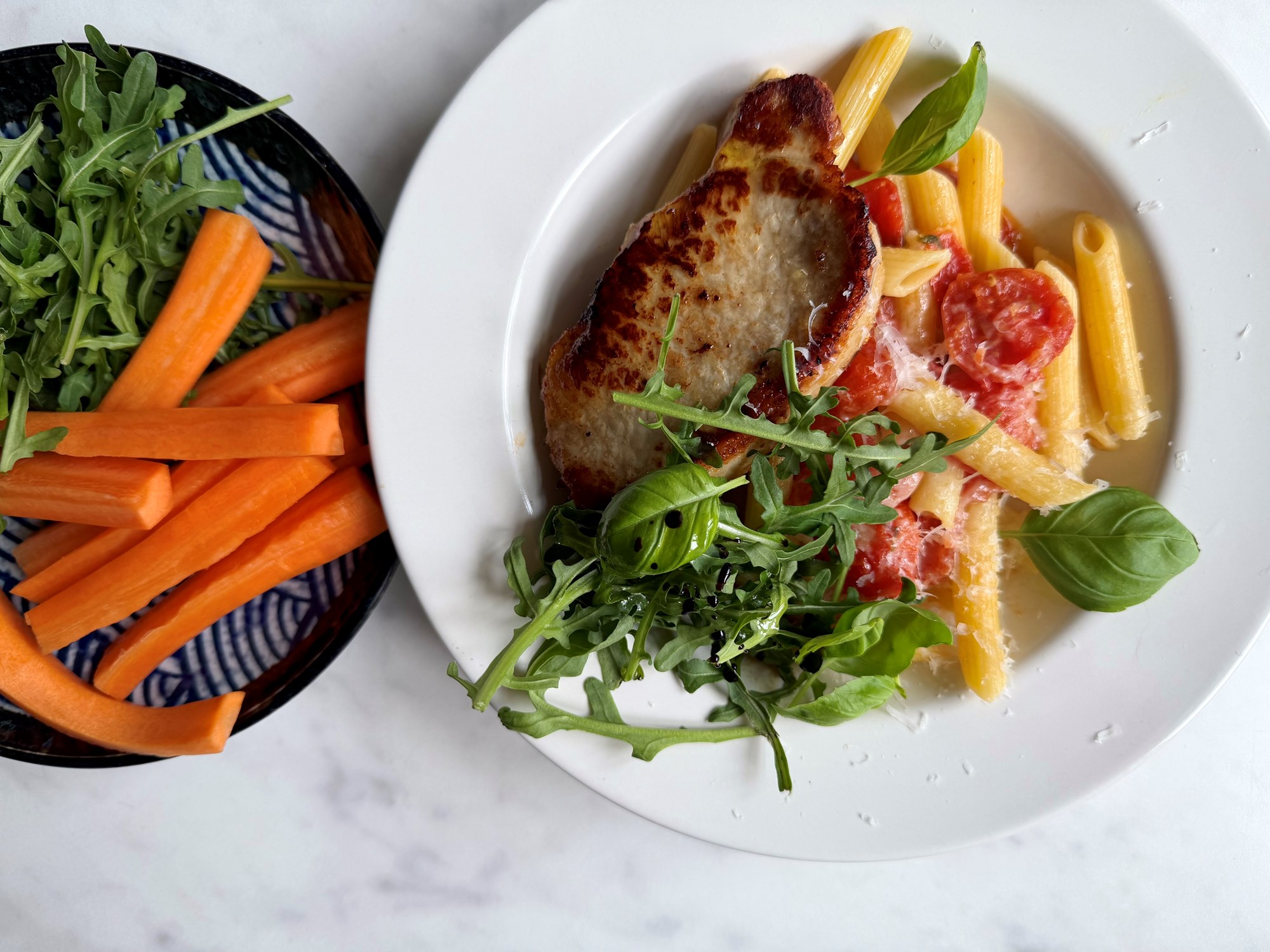 Pasta med cherrytomater, basilikum, gris og parmesan