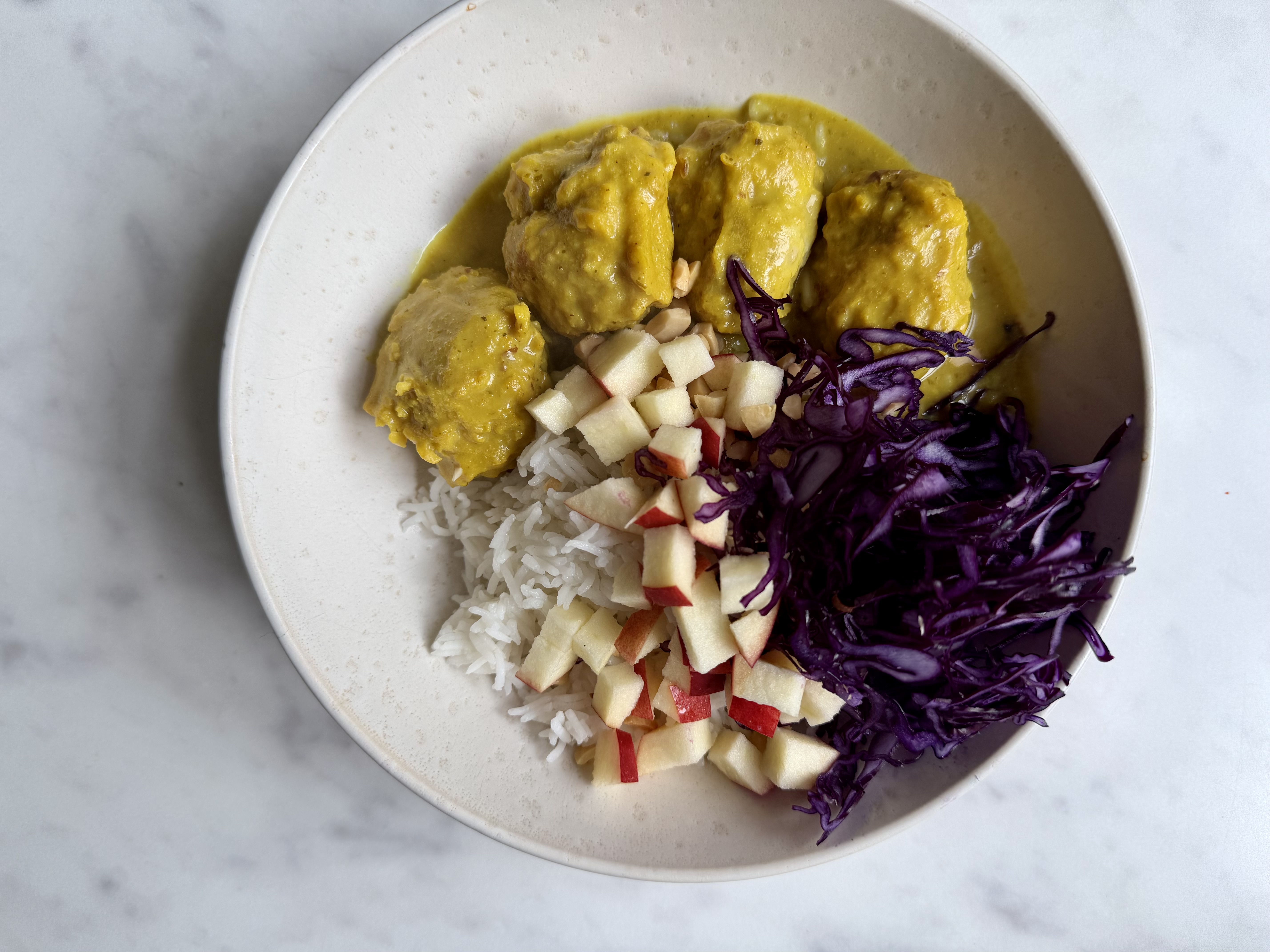 HEAT Boller i karry med peanuts og sprød kål