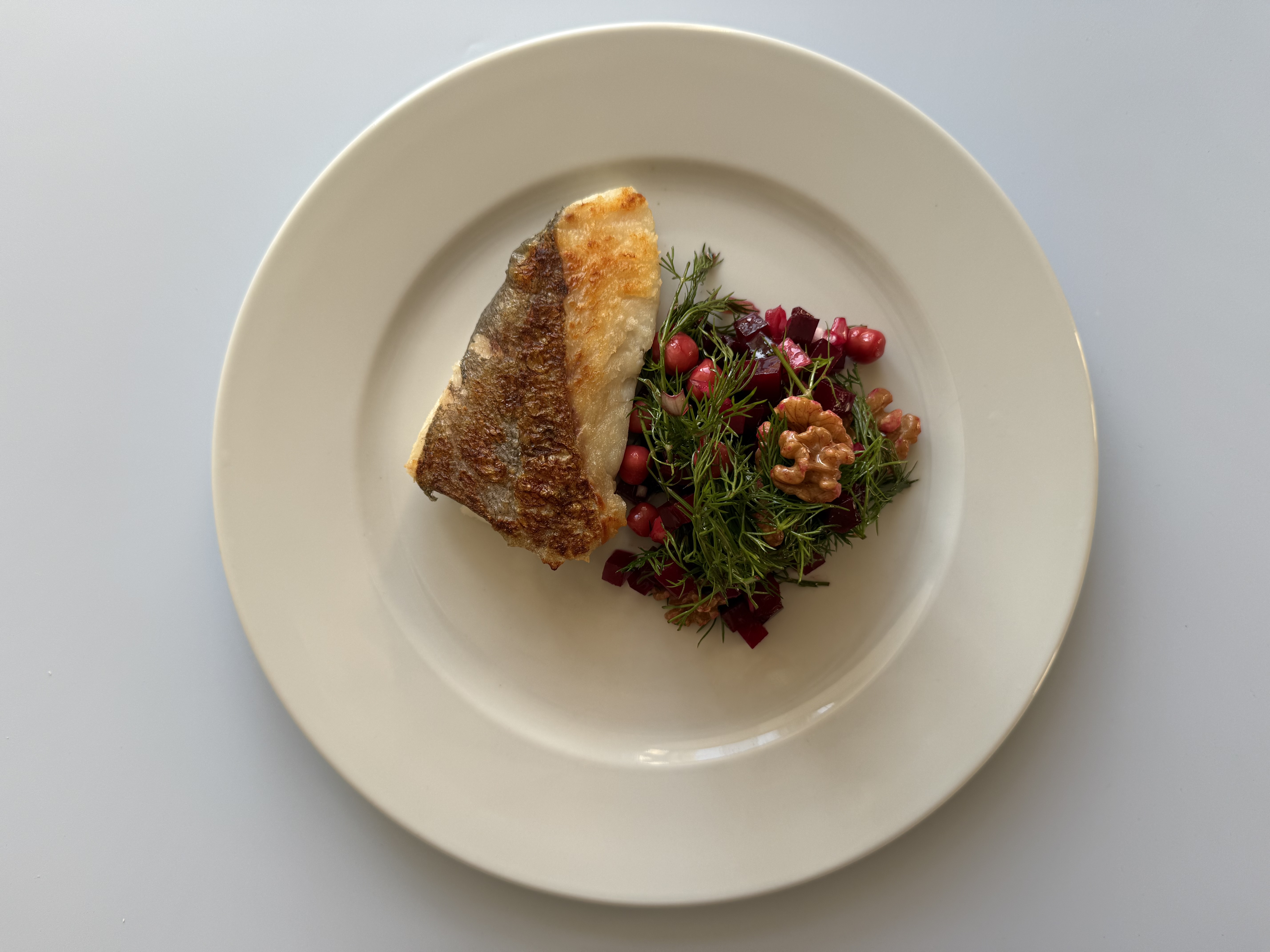 Stegt hvillingfilet med rødbedesalat