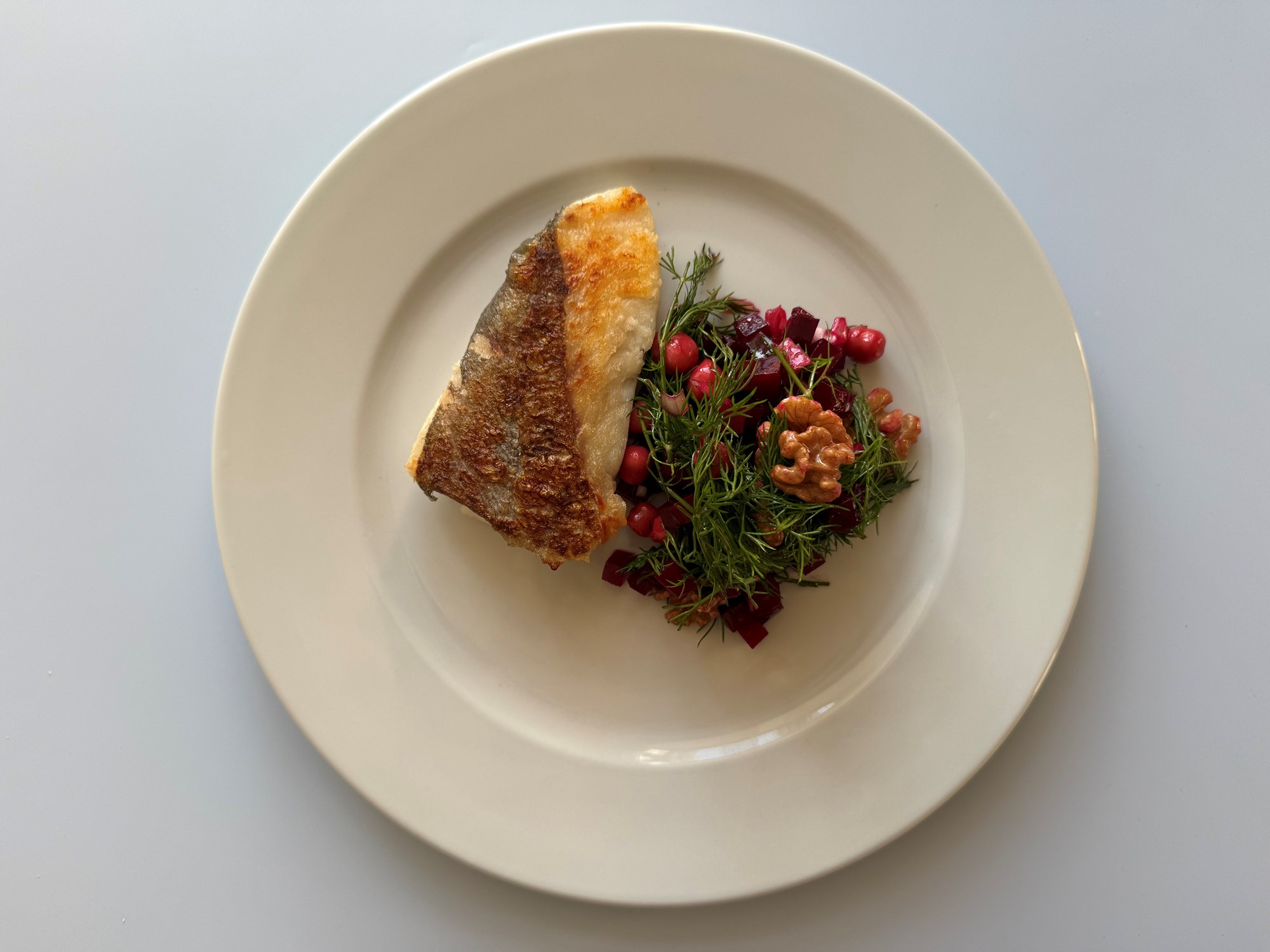 Stegt hvillingfilet med rødbedesalat