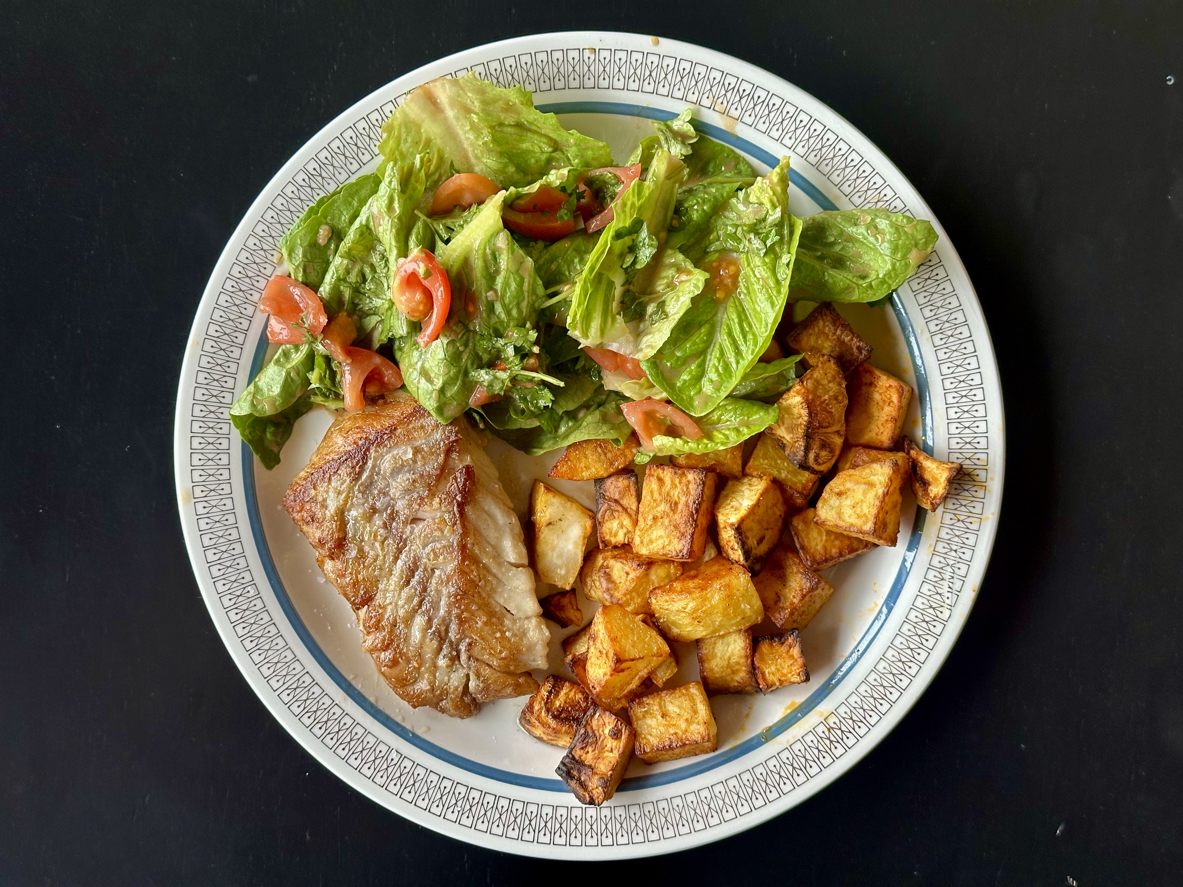 Stegt kuller/hvilling med en frisk salat og bagte kartofler