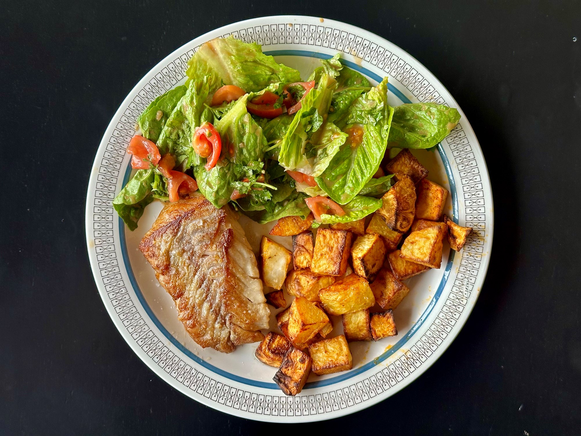 Stegt kuller/hvilling med en frisk salat og bagte kartofler