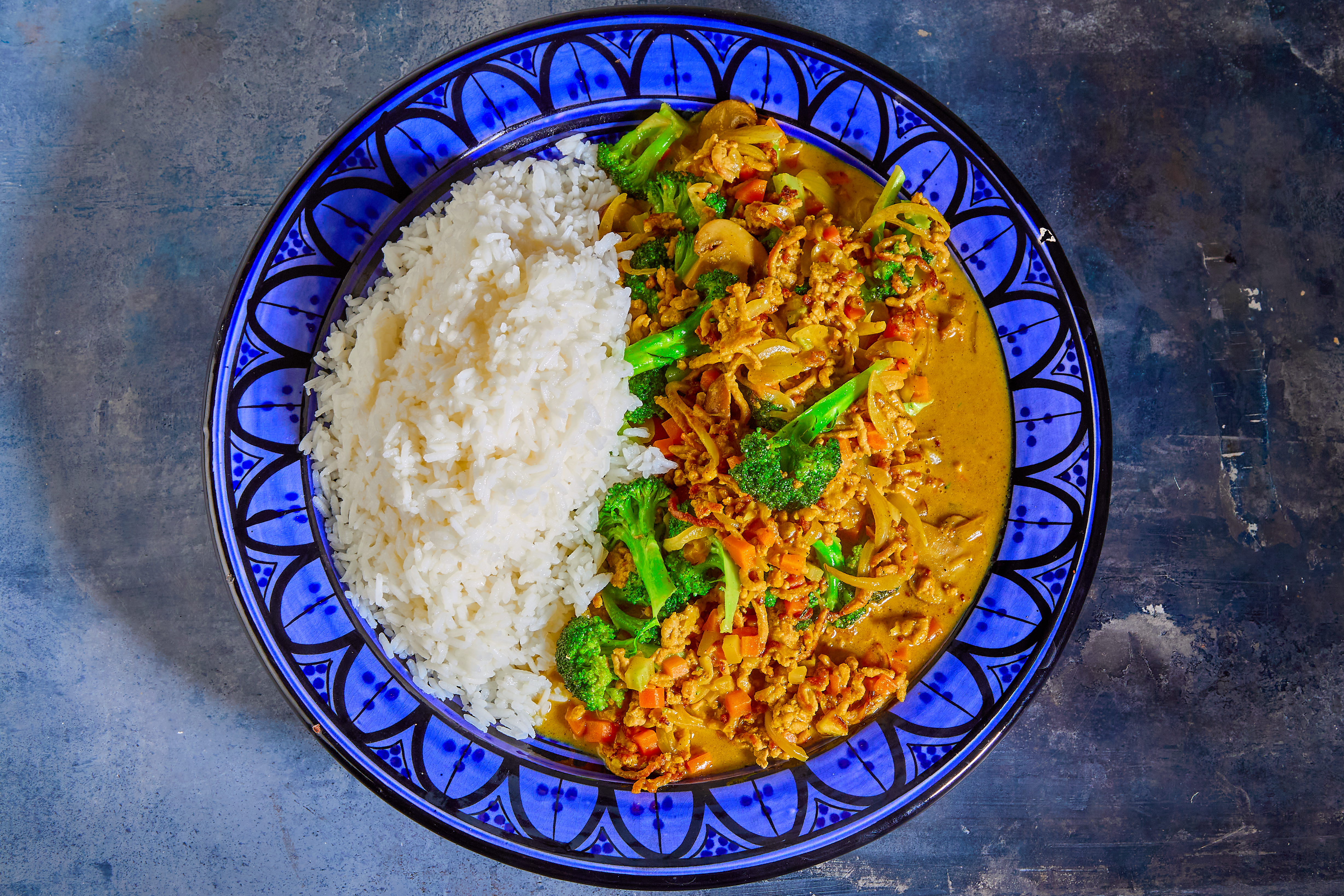 Karrygryde med gris, broccoli og jasminris