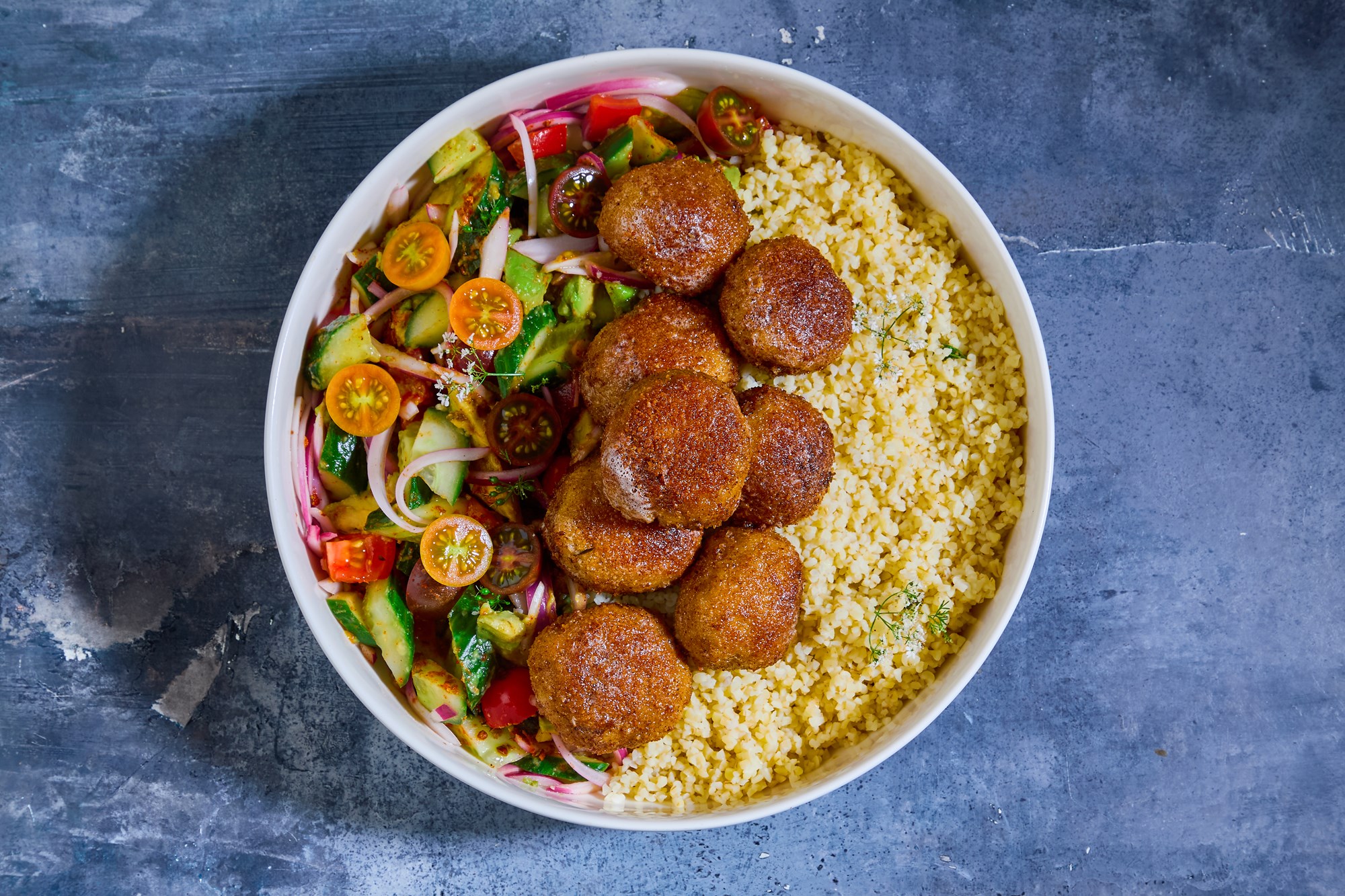 Mechoui style kødboller med couscous og tomat-agurkesalat