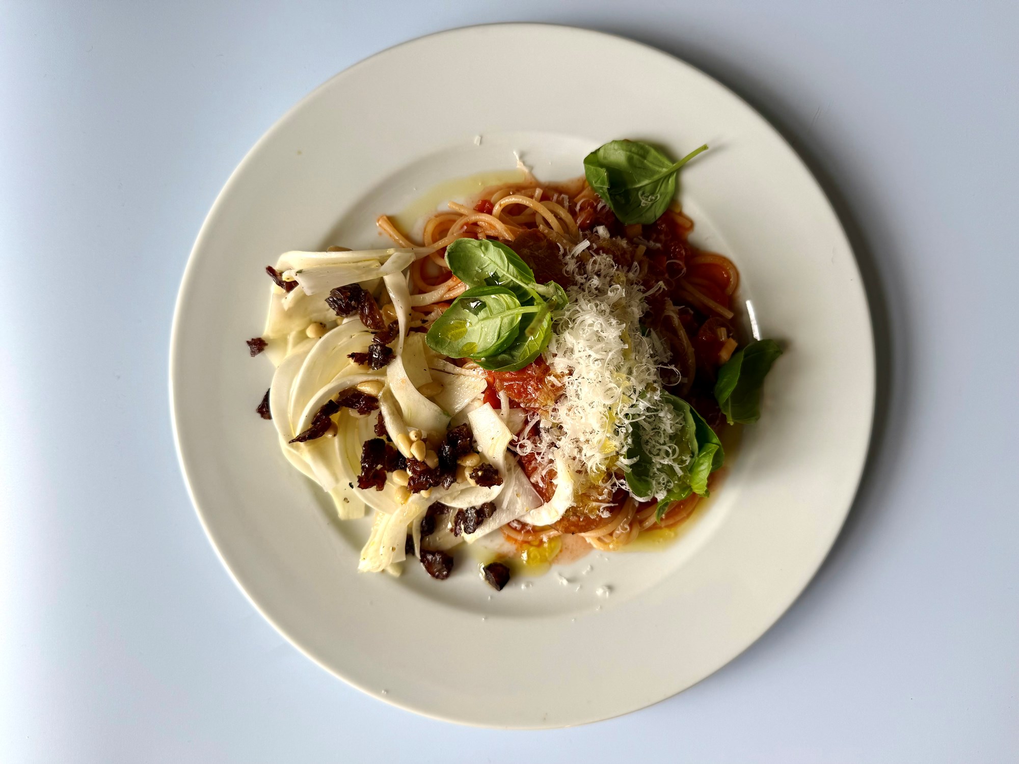 Spaghetti alla norma og fennikelsalat med rosinvinaigrette