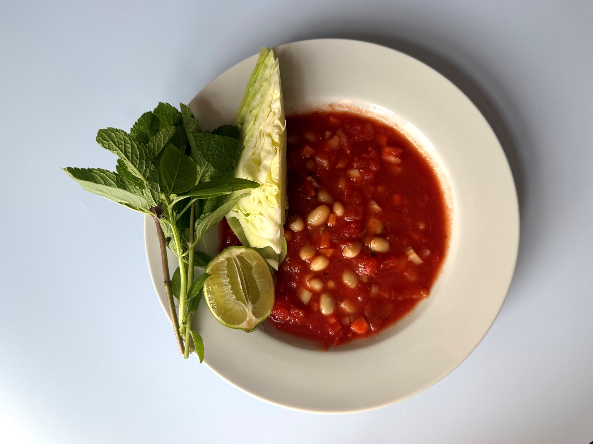 Spicy tomatsuppe med kål og urtesalat