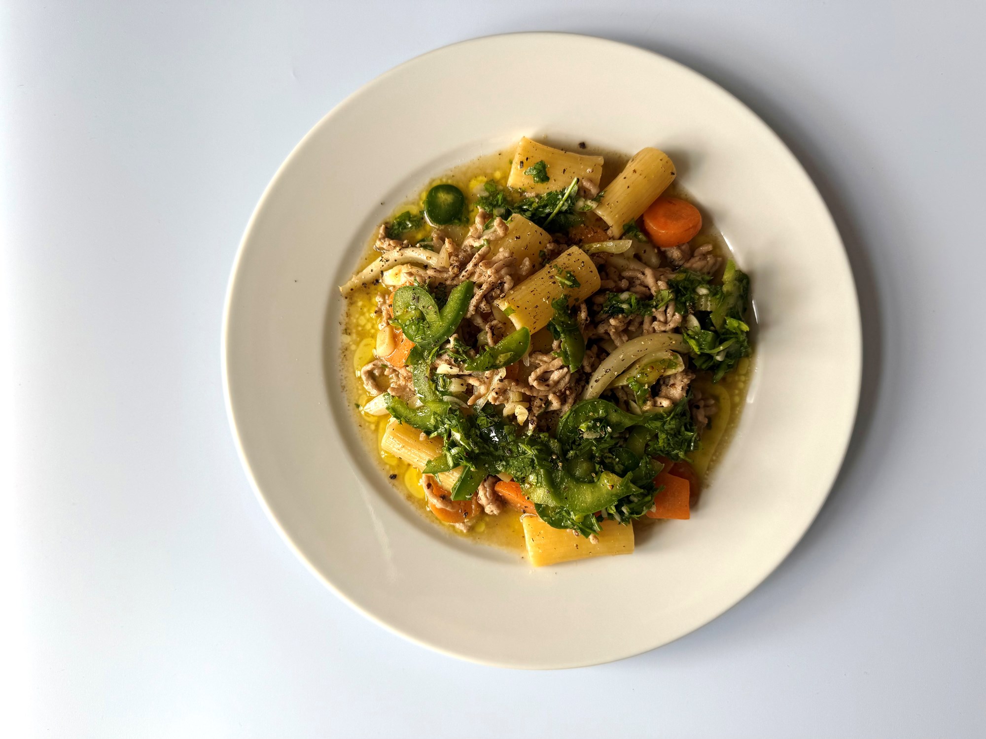 Rigatoni med stegt gris og salsa verde