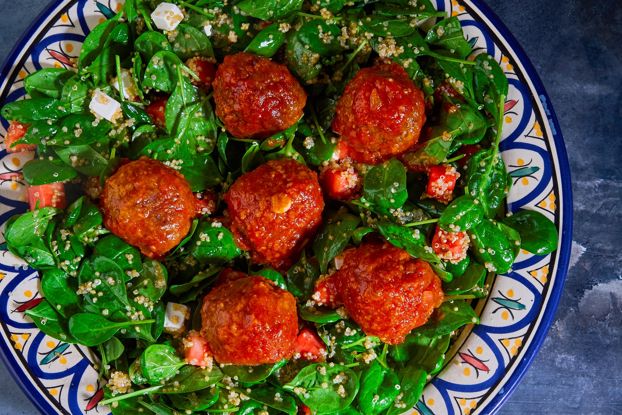 Græske kødboller keftedes med quinoasalat med spinat tomat og feta