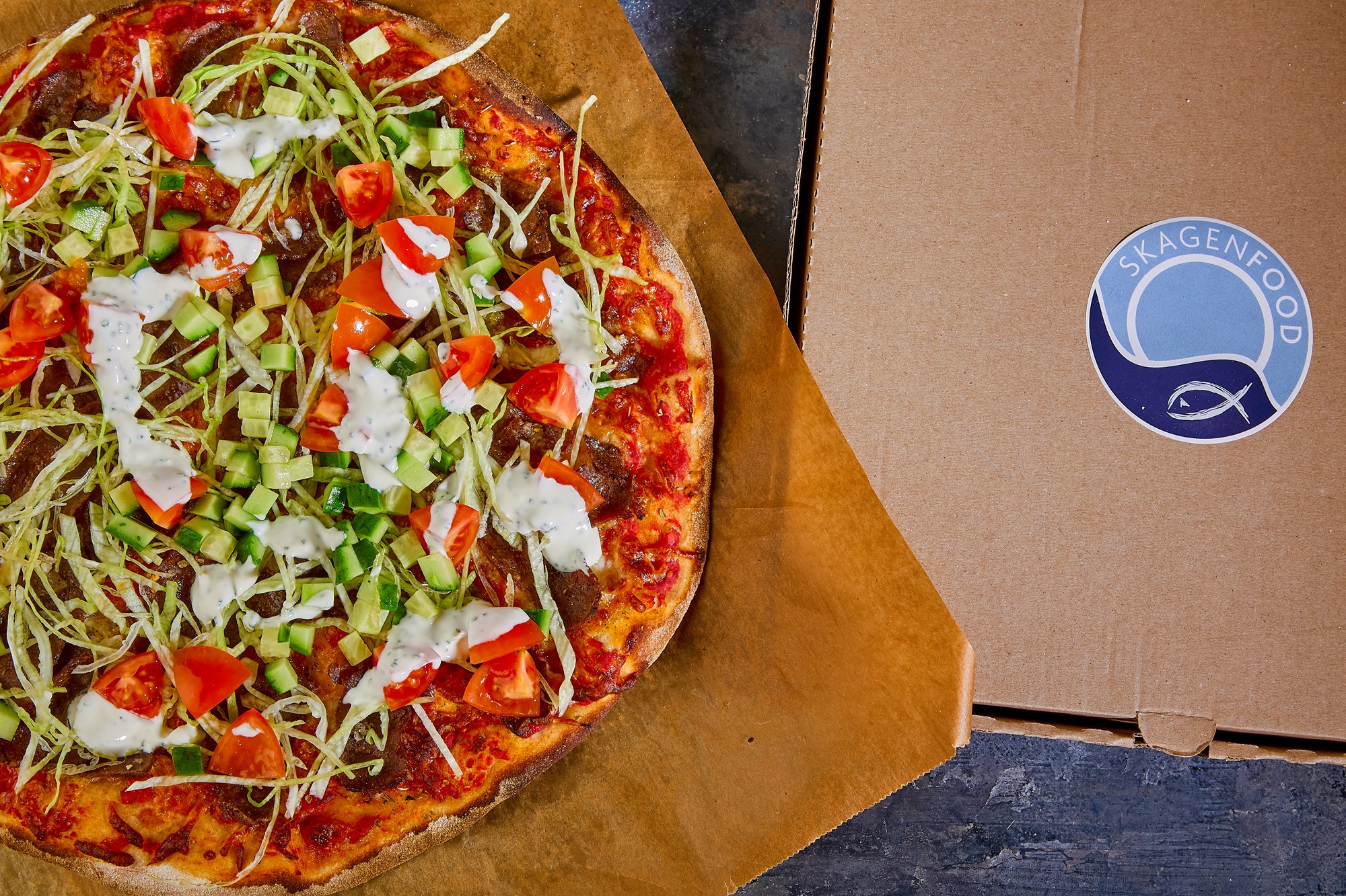 Pizza med kebab, salat og dressing