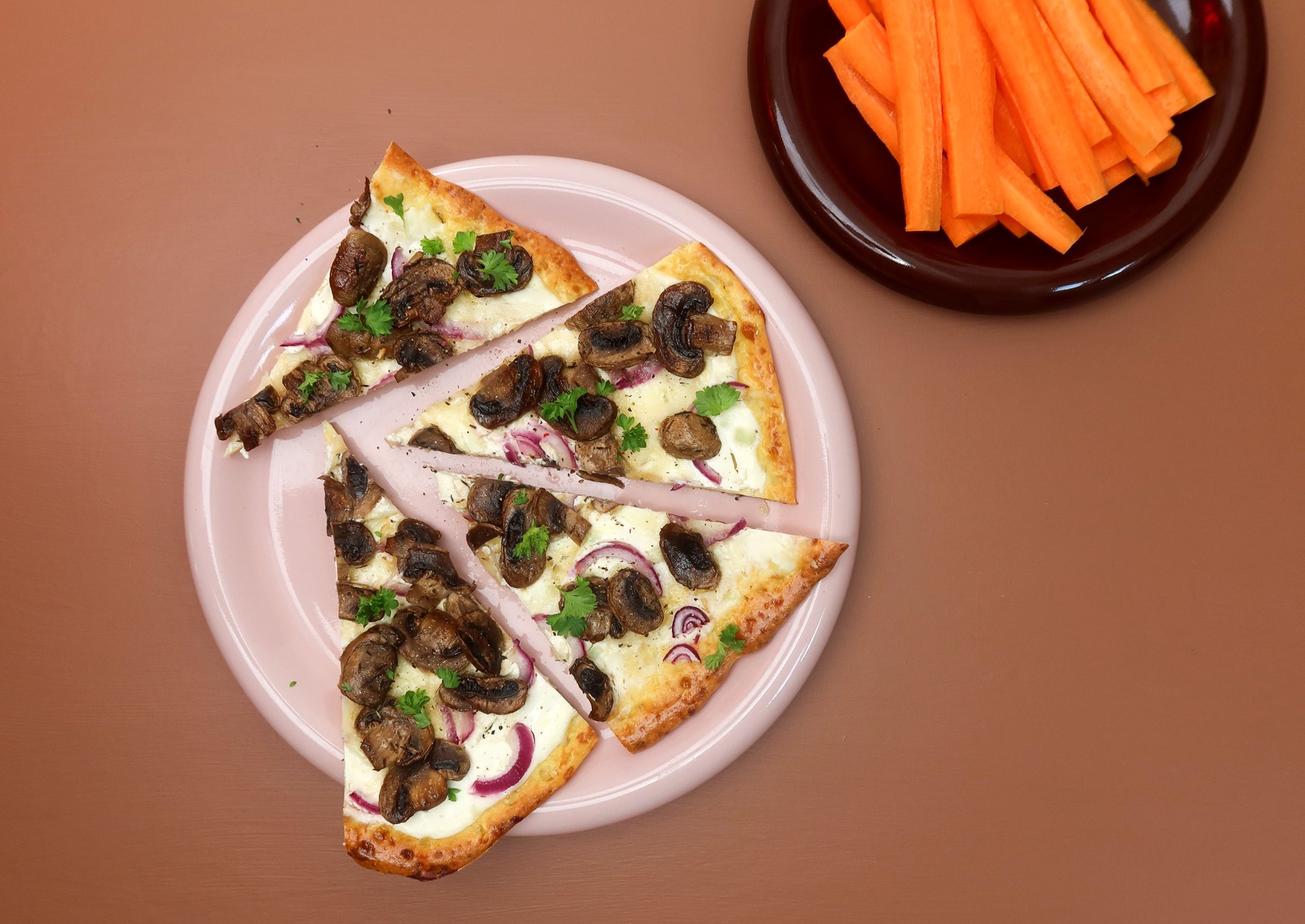 Hytteostpizza med stegte svampe