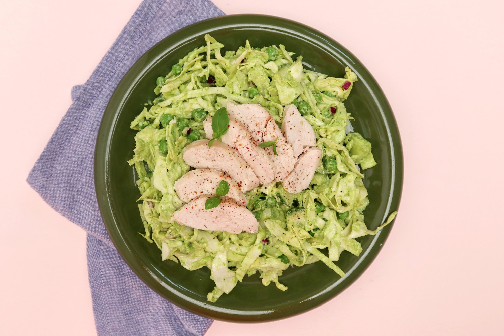 Green ærte-goddess salat med kylling