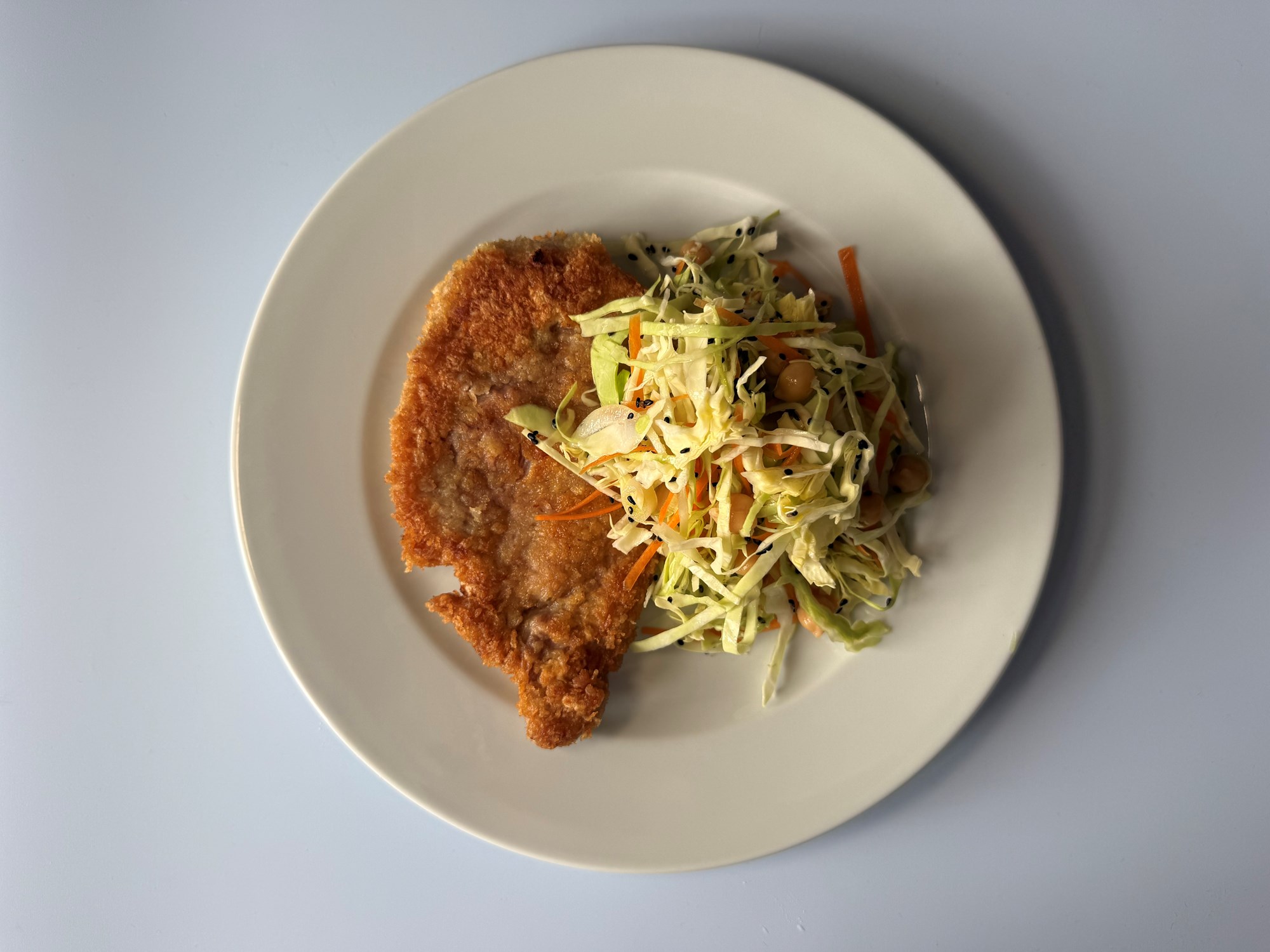 Schnitzel med hvidkålsslaw