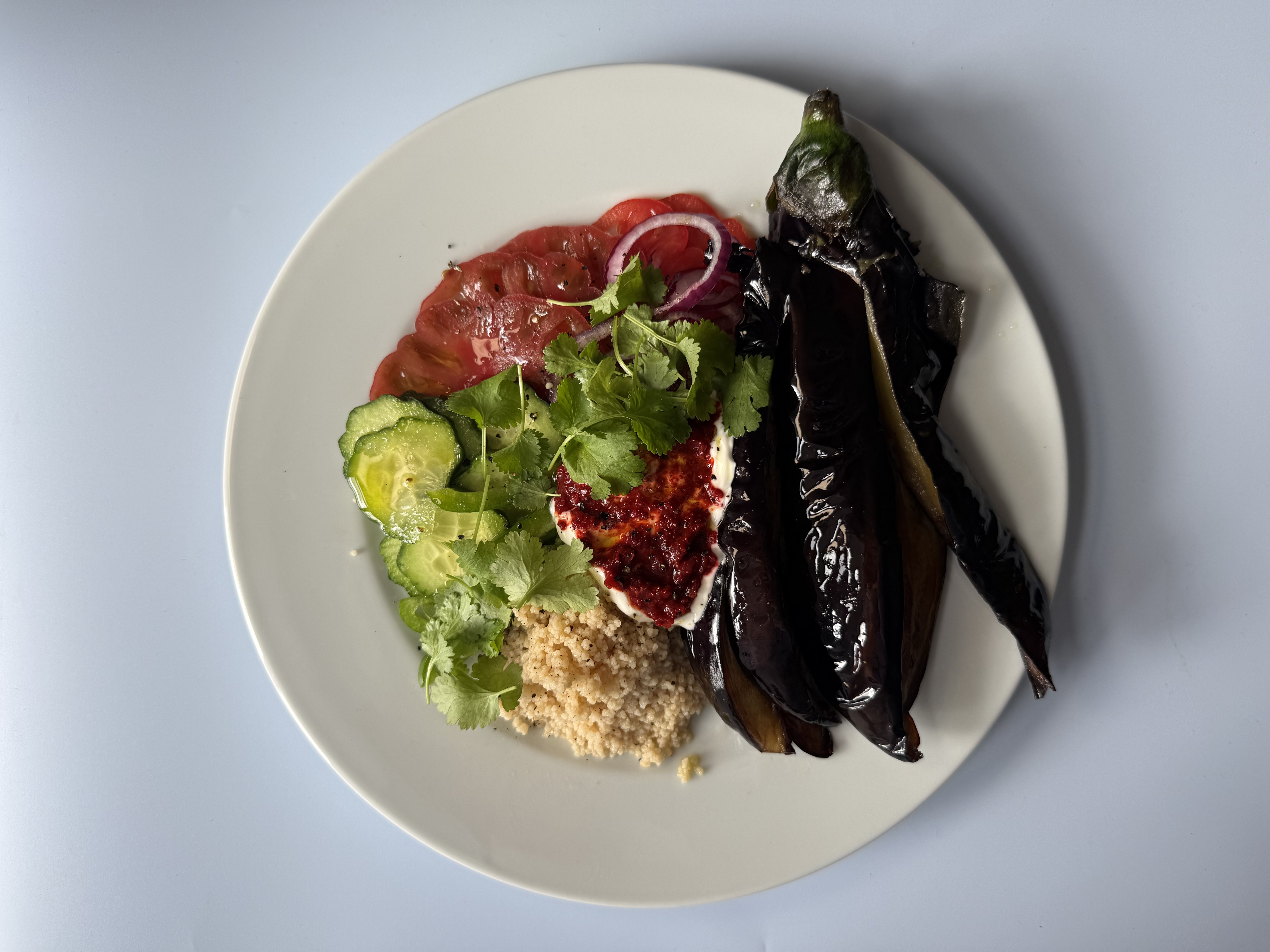 Stegt aubergine med yoghurt, harissa og grønt